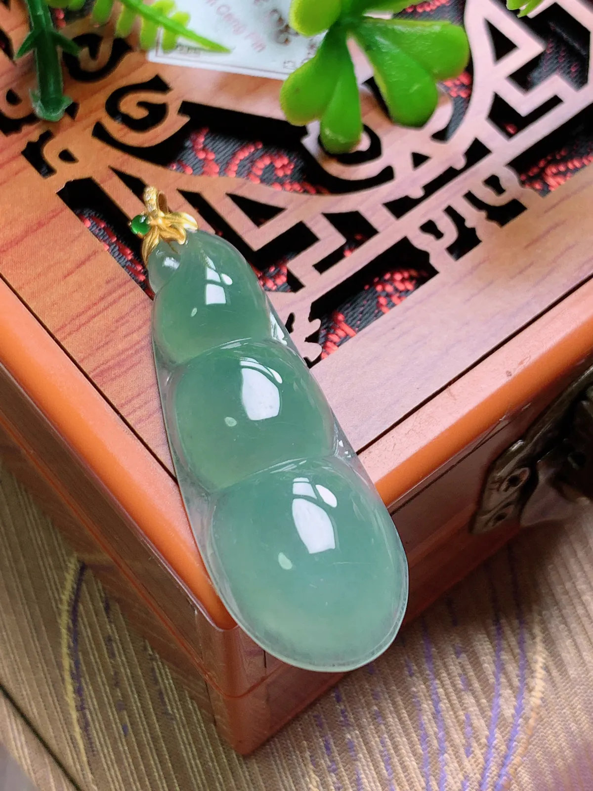 精品推荐，缅甸天然A货翡翠，18K金扣镶嵌冰种晴绿福豆吊坠，种水好，颜色鲜艳，玉质水润细腻，工艺精湛，佩戴效果更佳。
