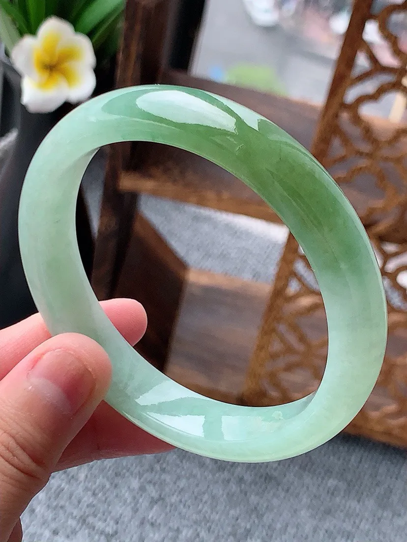 a货翡翠老坑飘黄翡正装正圈手镯59-60大圈口 尺寸59.3×12×7.7mm 重量56.03g 0