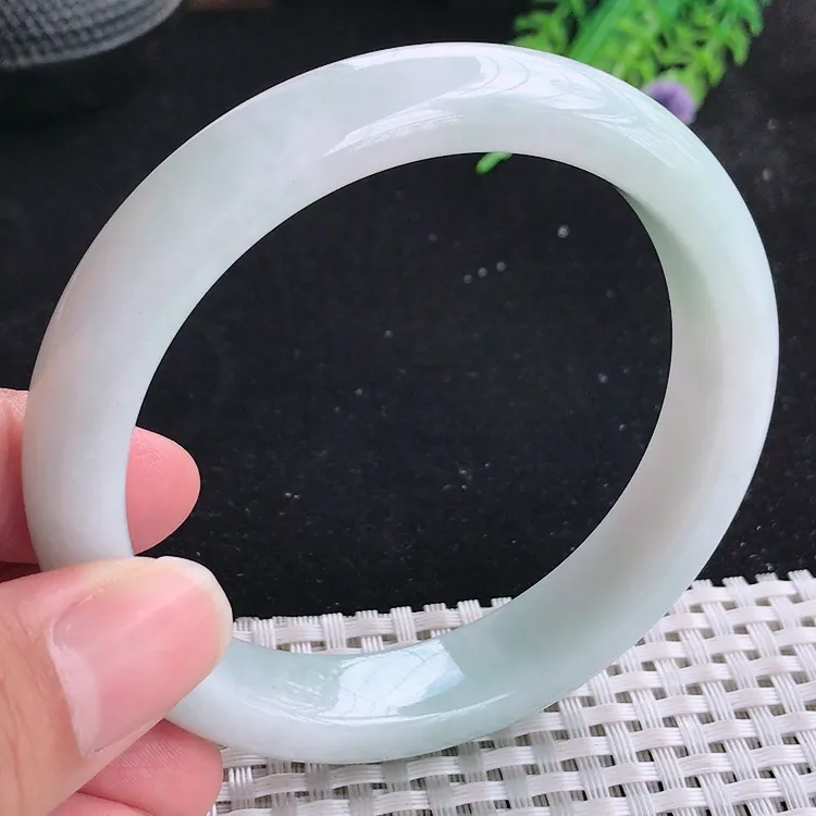 自然光60.5/12.8/8.5老坑秀气温润月光白手镯大圈口翡翠玉镯美人镯