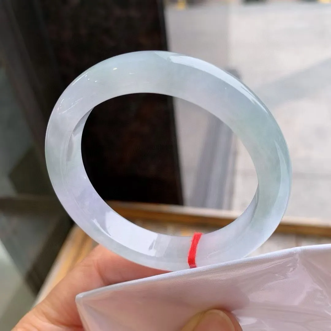 种水带紫正圈
尺寸：53.2-11.5-8.9
底色均匀，种水很好，晶体细，卖相不错，上手效果好