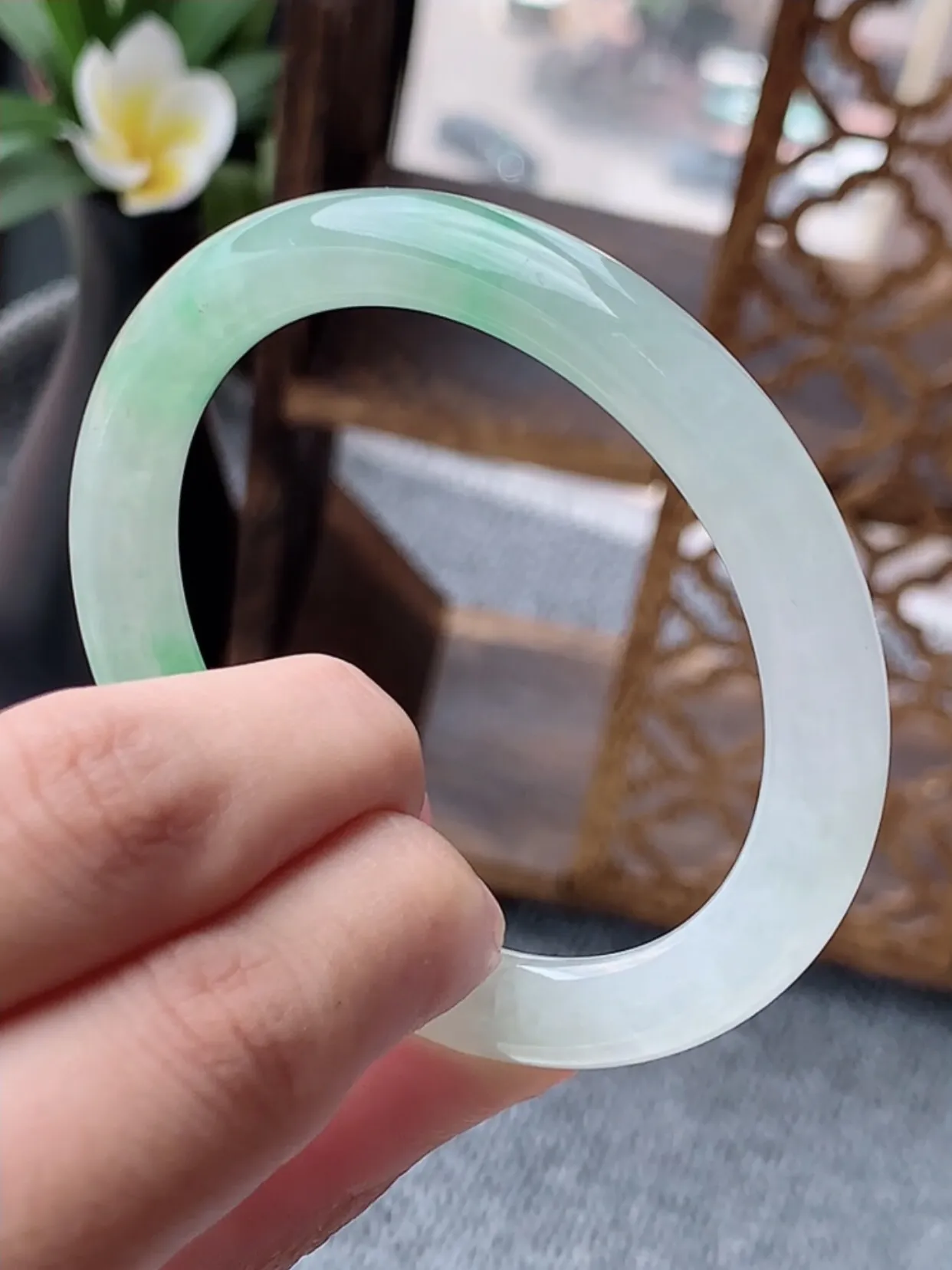 a货翡翠老坑冰种飘绿圆条贵妃手镯53-54圈口 尺寸53.3×47.8×8mm 重量32.9g 0622