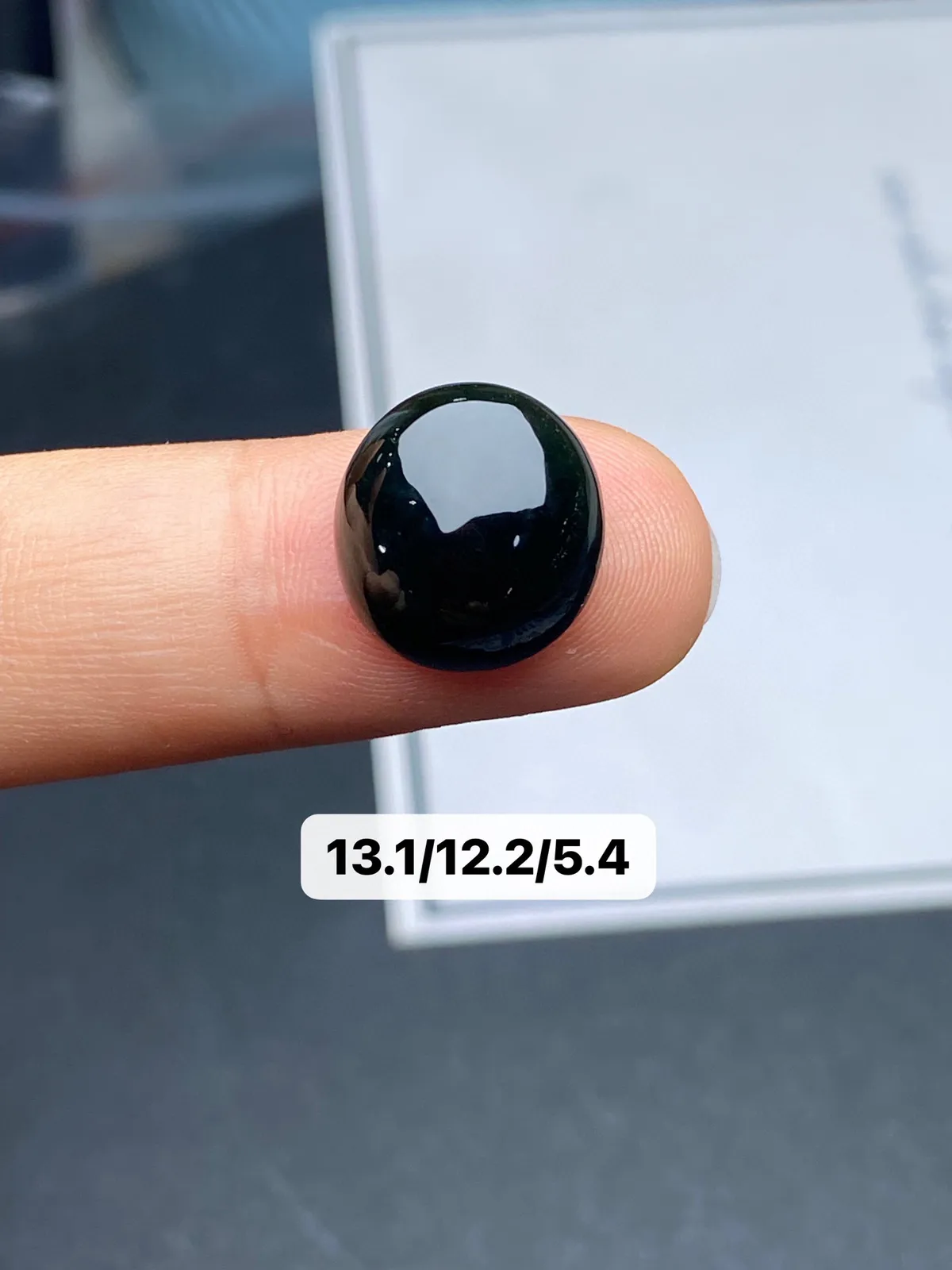 【墨翠裸石】
黑度好 灯打通透  品相饱满大气 尺寸13.1