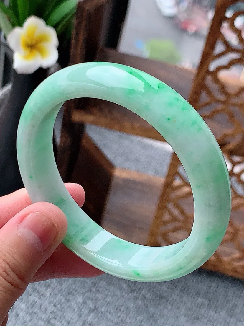 a货翡翠老坑飘绿正装正圈手镯57-58圈口  尺寸57.5×12.8×8mm 重量61.92g 0617