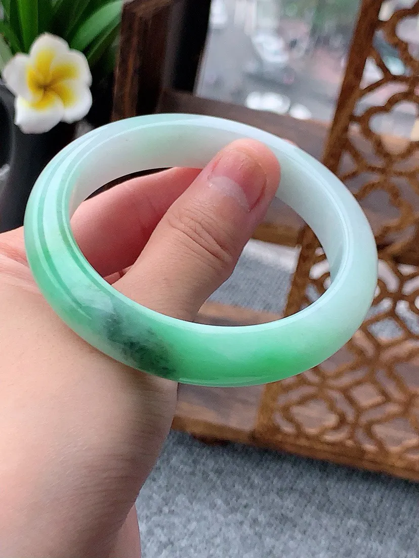 a货翡翠老坑飘绿正装正圈手镯56-57圈口  尺寸56.8×12×8.5mm 重量60.11g 0617