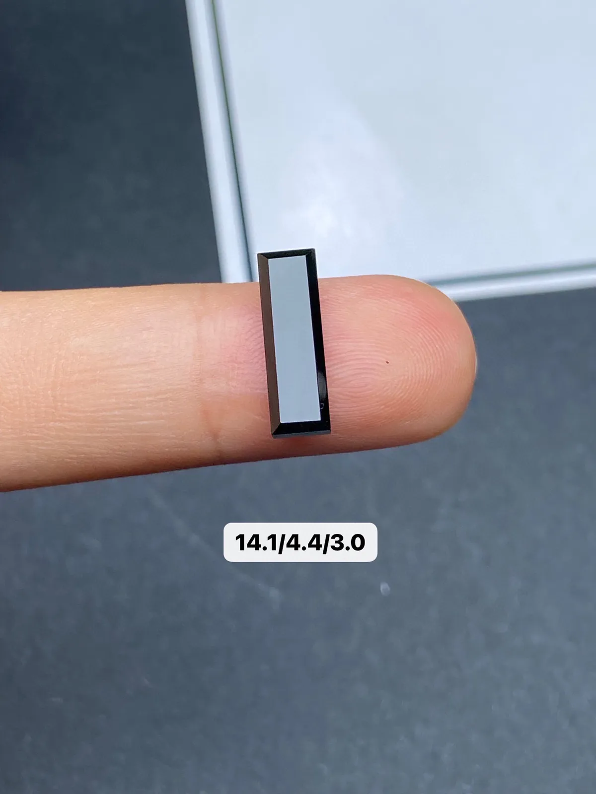 【墨翠裸石】
黑度好 灯打通透  品相饱满大气 尺寸14.1