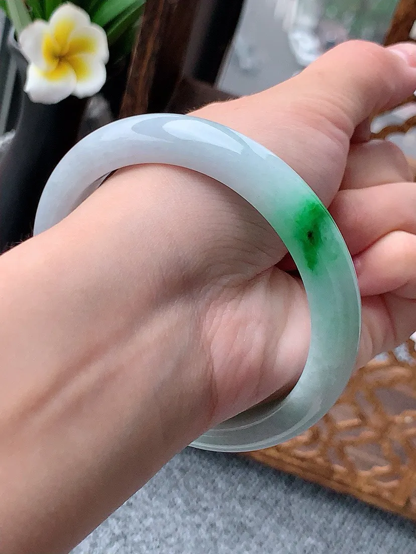 a货翡翠老坑飘绿正装正圈手镯59-60大圈口  尺寸59×10.4×8mm 重量53.77g 0617。