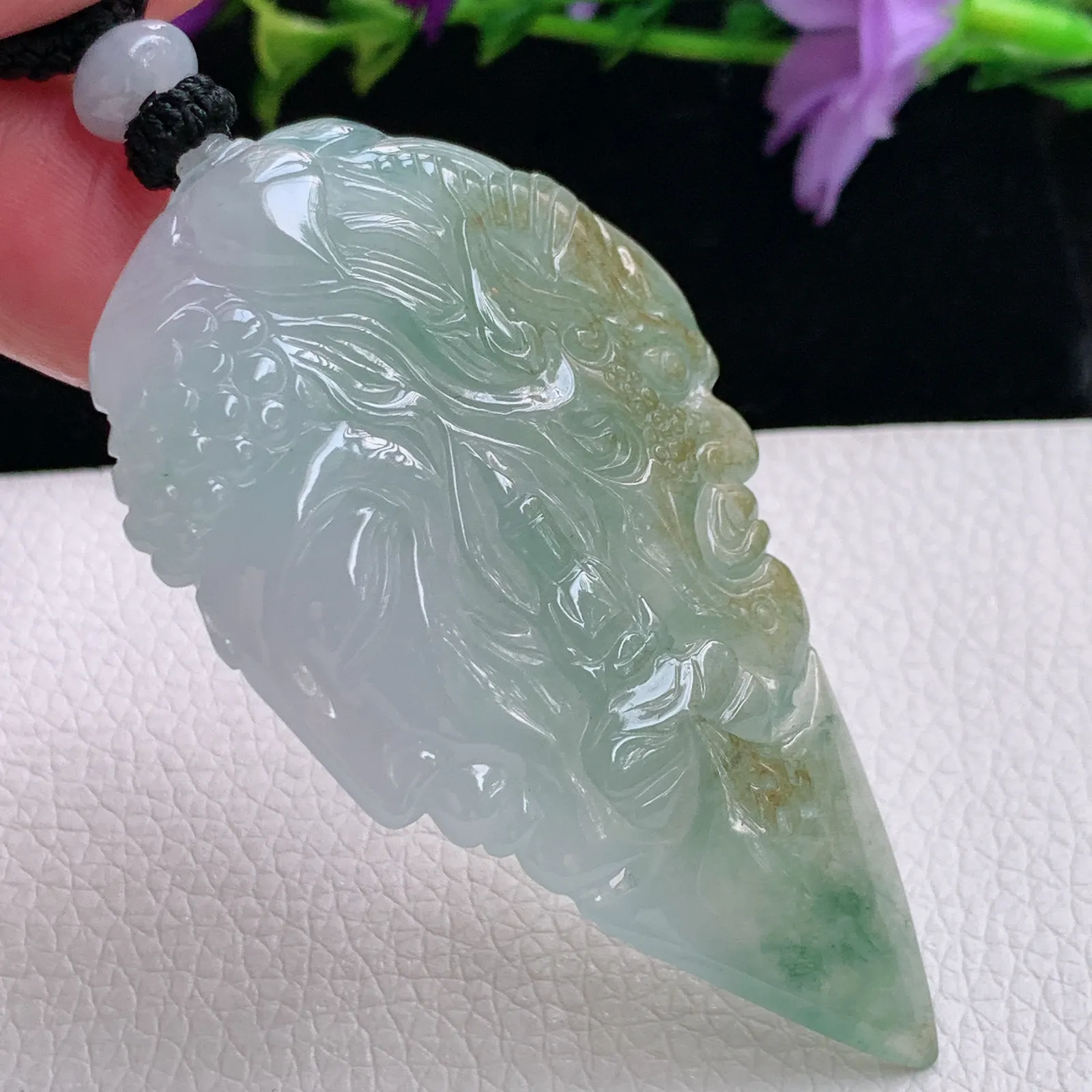 mut实拍62.3*36*9.5天然翡翠精雕冰润双彩一念之间玉吊坠 玉挂件