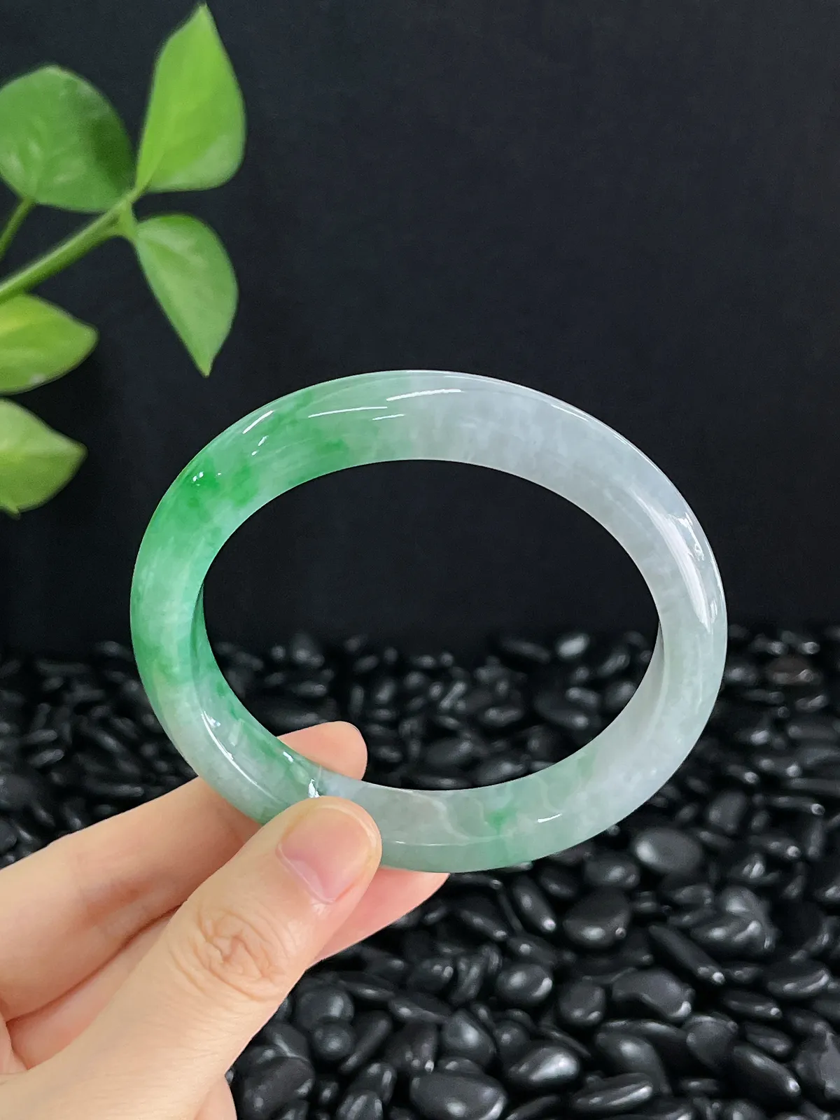 正圈58.8圈口，翡翠糯化种飘绿手镯
