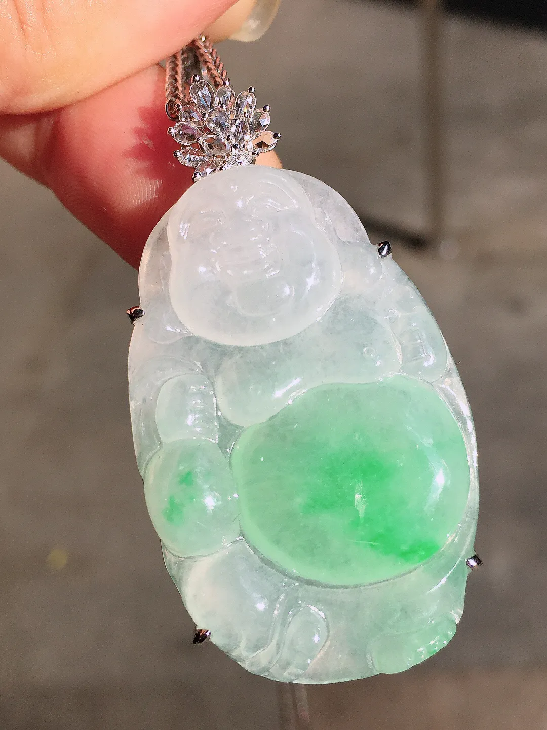 飘绿【布袋佛】吊坠，色泽艳丽，玉质细腻，荧光感超
强，饱满圆润，气质满满。18k
金豪华镶嵌
