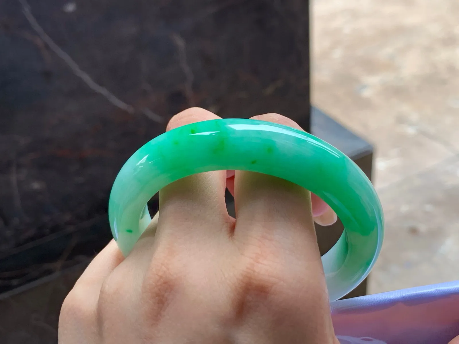 阳绿手镯
细腻56/13/10.2mm