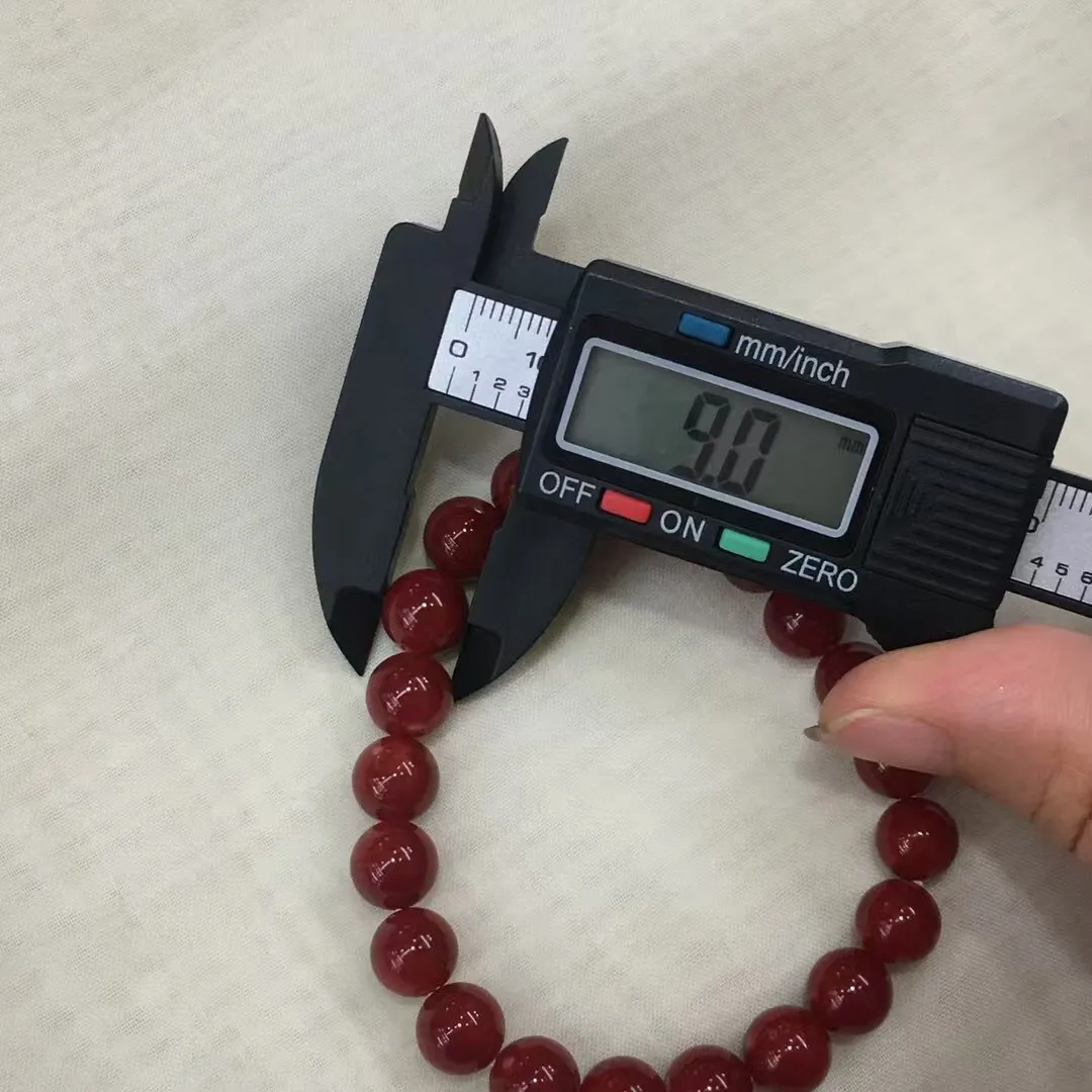 【天然日本阿卡牛血红珊瑚9mm大圆珠手串】️遇不可求！日本产地，阿卡材料，牛血红颜色，光泽柔润透亮，直径约9-8.5mm，重量19.61克，珊瑚本为佛教珍宝，来自深海千年生长，有生长纹，属于有机宝石，气场强大，稀少珍贵！每粒均为天然无添加无修补！有阿卡标志性白芯眼，收藏精品！传承宝贝！