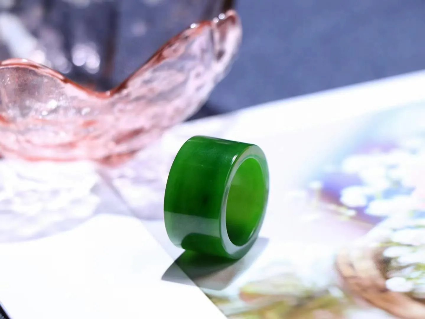 （古韵.扳指）

精品和田玉碧玉扳指 指环 戒圈。七号矿老料 纯正菠菜绿，直切工艺，款式精美，玉质细腻温润，油润感十足， 整器古韵生辉。优雅高贵。运筹帷幄于掌中，决胜于千里之外。

重7.4克   圈口18.3mm 尺寸12.7-3mm FS8242041278O