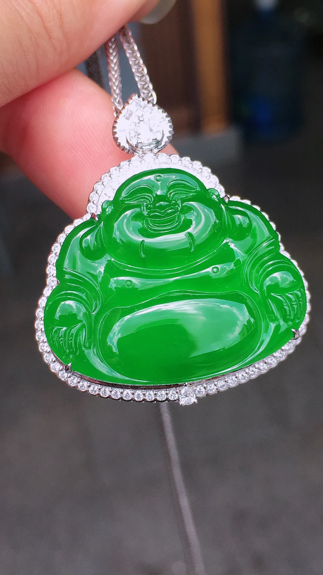 阳绿佛公吊坠，色泽均匀艳丽，玉质细腻，荧光感超
强，饱满圆润，气质满满。18k
金豪华镶嵌