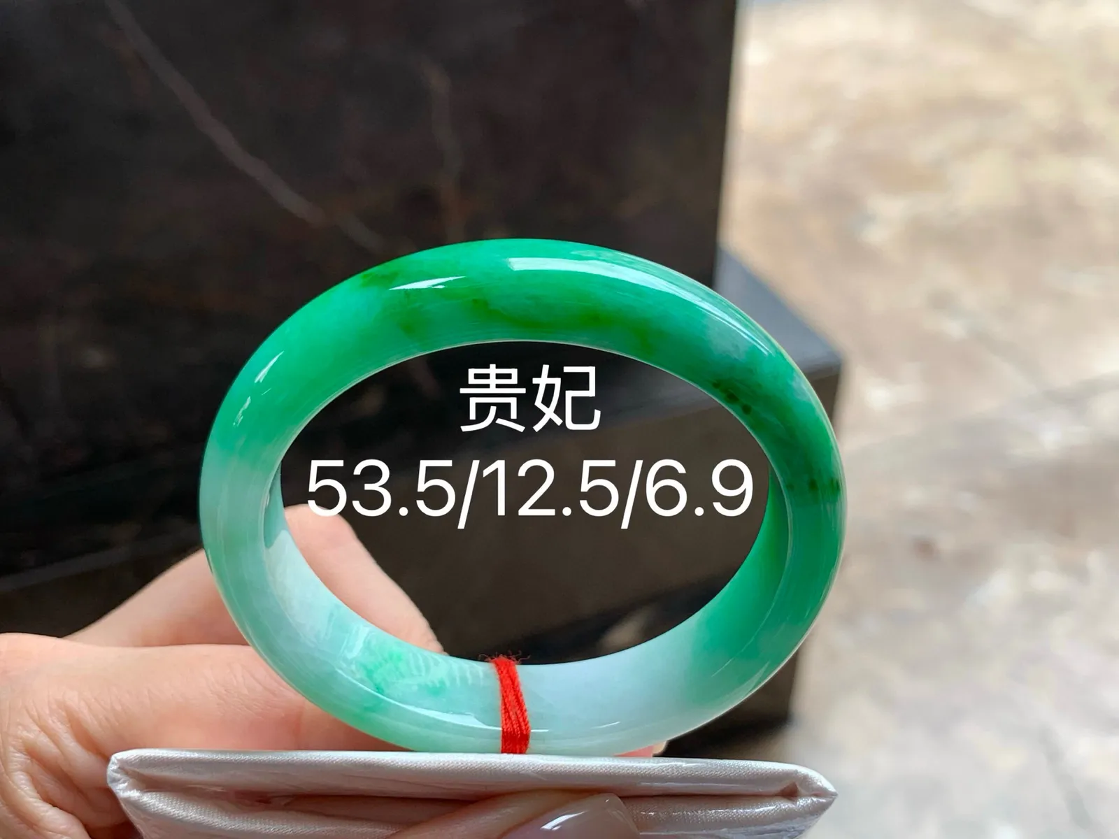 辣绿贵妃镯
清爽53.5/12.5/6.9mm