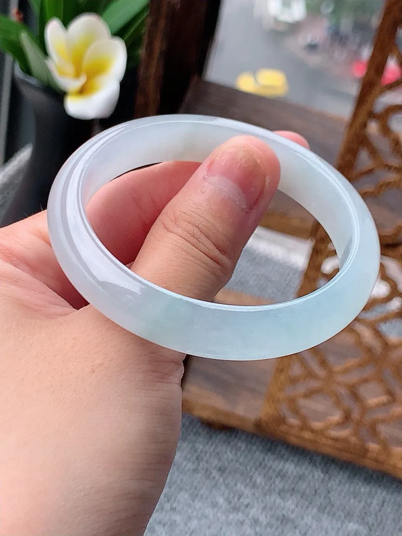 a货翡翠老坑白月光贵妃手镯52-53小圈口 尺寸52.5×48×10.8×6.5mm 重量37.50g 0618
