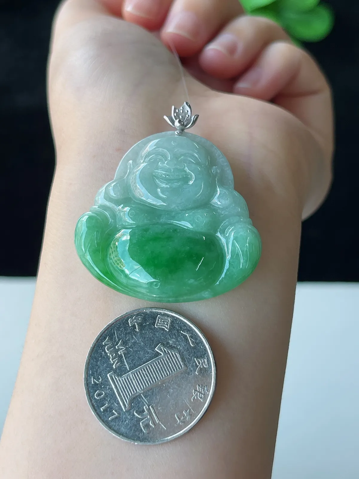 翡翠糯化种浅绿色吊坠