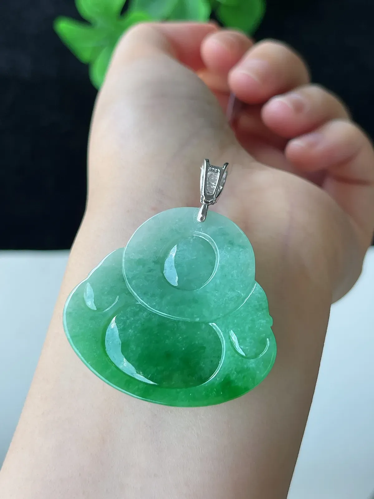 翡翠糯化种绿色吊坠