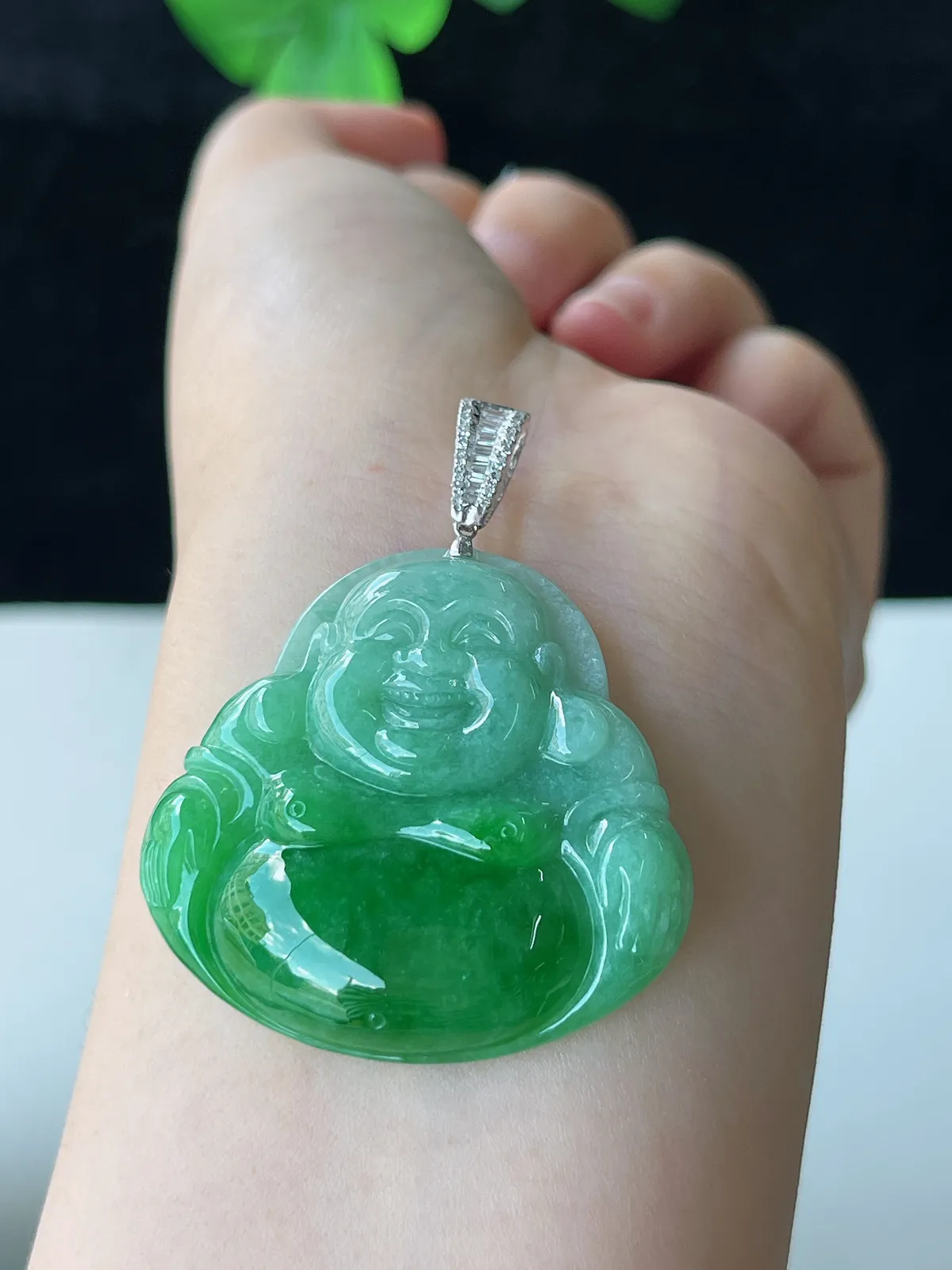 翡翠糯化种绿色吊坠