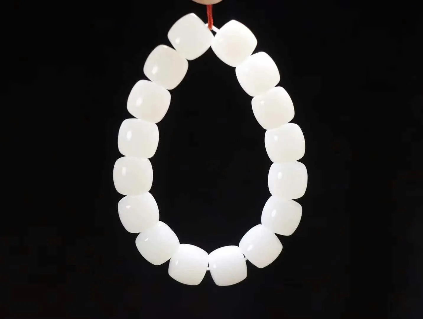 （老型珠.手串）

精品 和田玉白玉老型珠手串，也可做手持，玉质细腻油润 饱满光滑 质朴无华，悠远简单，人心境界远，百世修炼深，心灵常驻善意持，觉悟人生百世修。

重72.5克 尺寸取一13.5-12.5mm    
26124506022