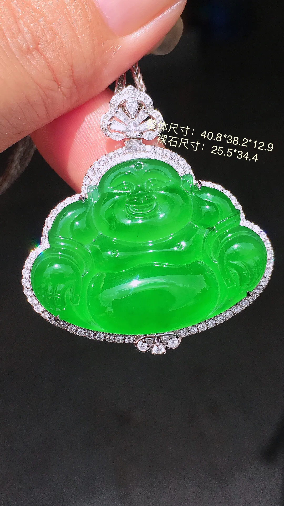 阳绿佛公吊坠，色泽均匀艳丽，玉质细腻，荧光感超
强，饱满圆润，气质满满。18k
金豪华镶嵌