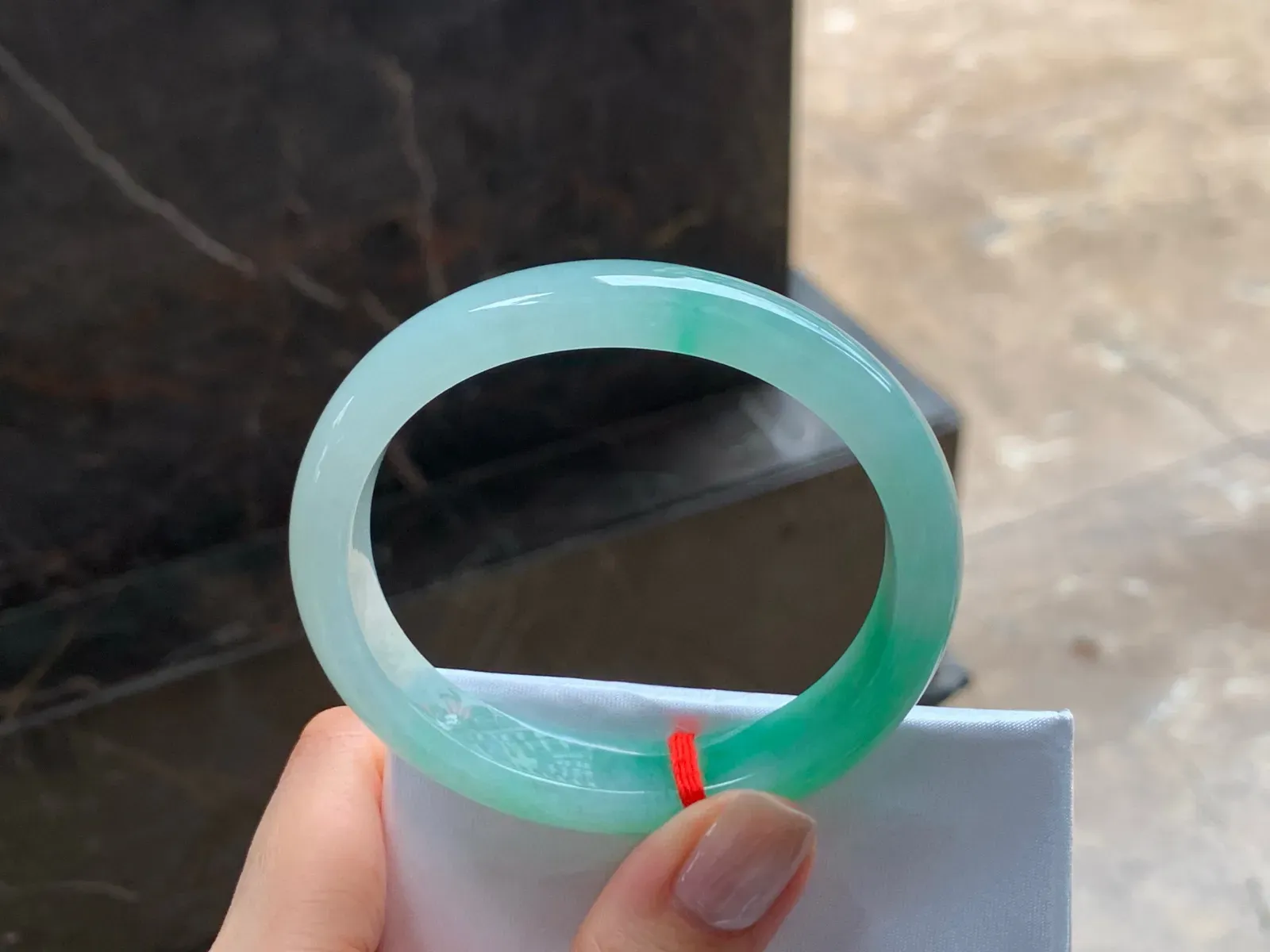 带色贵妃镯
55.5/12.2/7.3mm