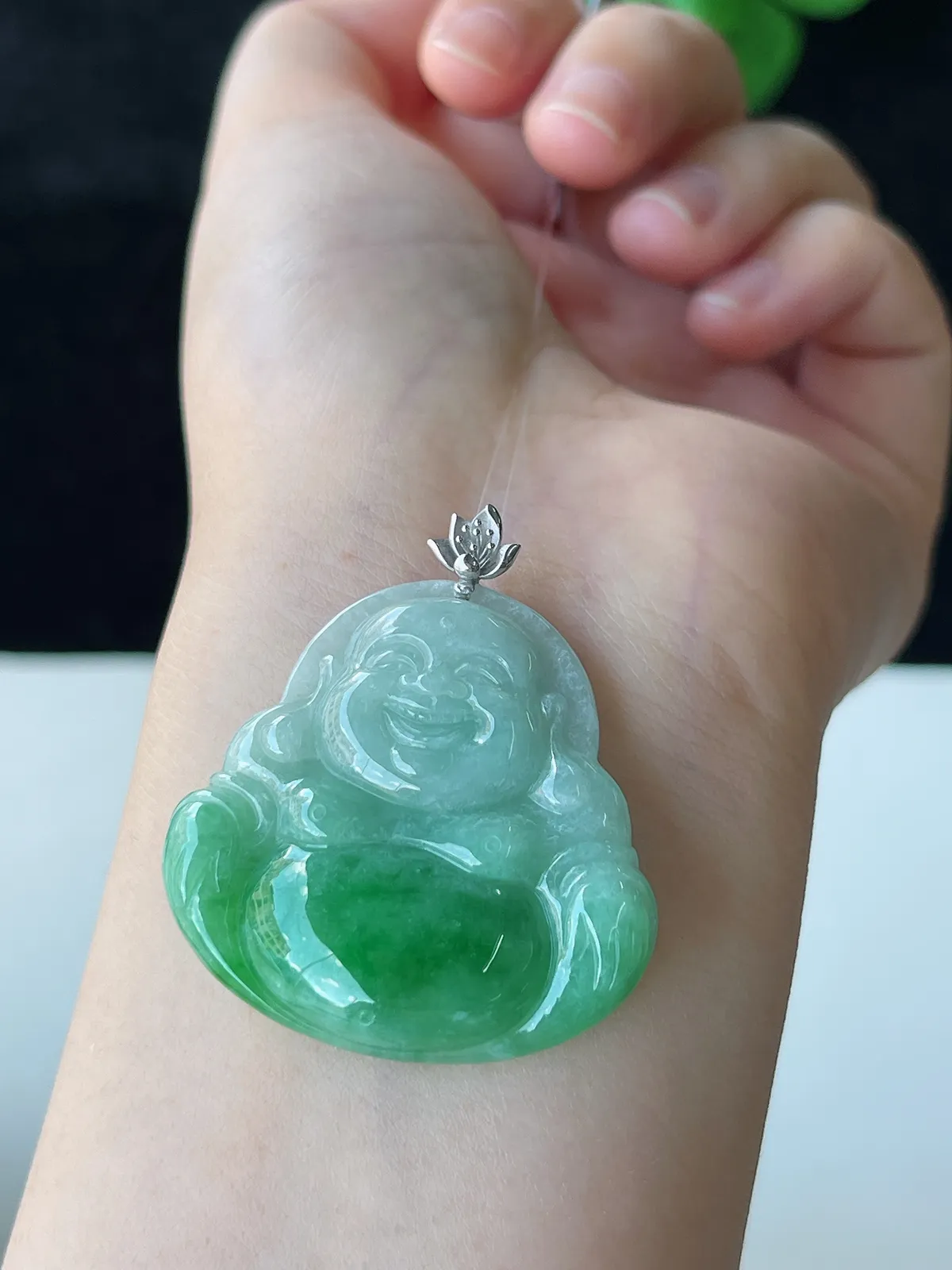 翡翠糯化种浅绿色吊坠