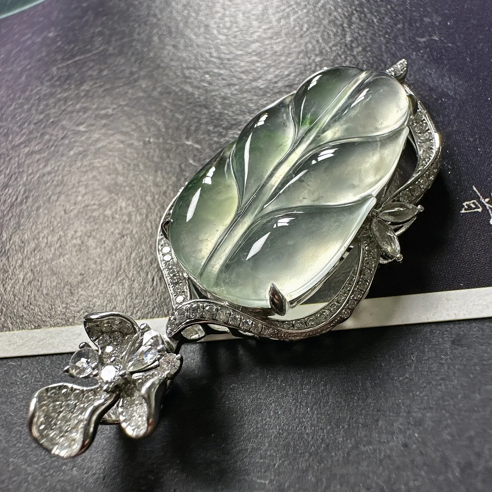【冰种飘花叶子】金枝玉叶，质地细腻，冰润透亮，光泽出众，冰感十足，18k金钻镶嵌，裸石尺寸27.2*15.2*5.2毫米