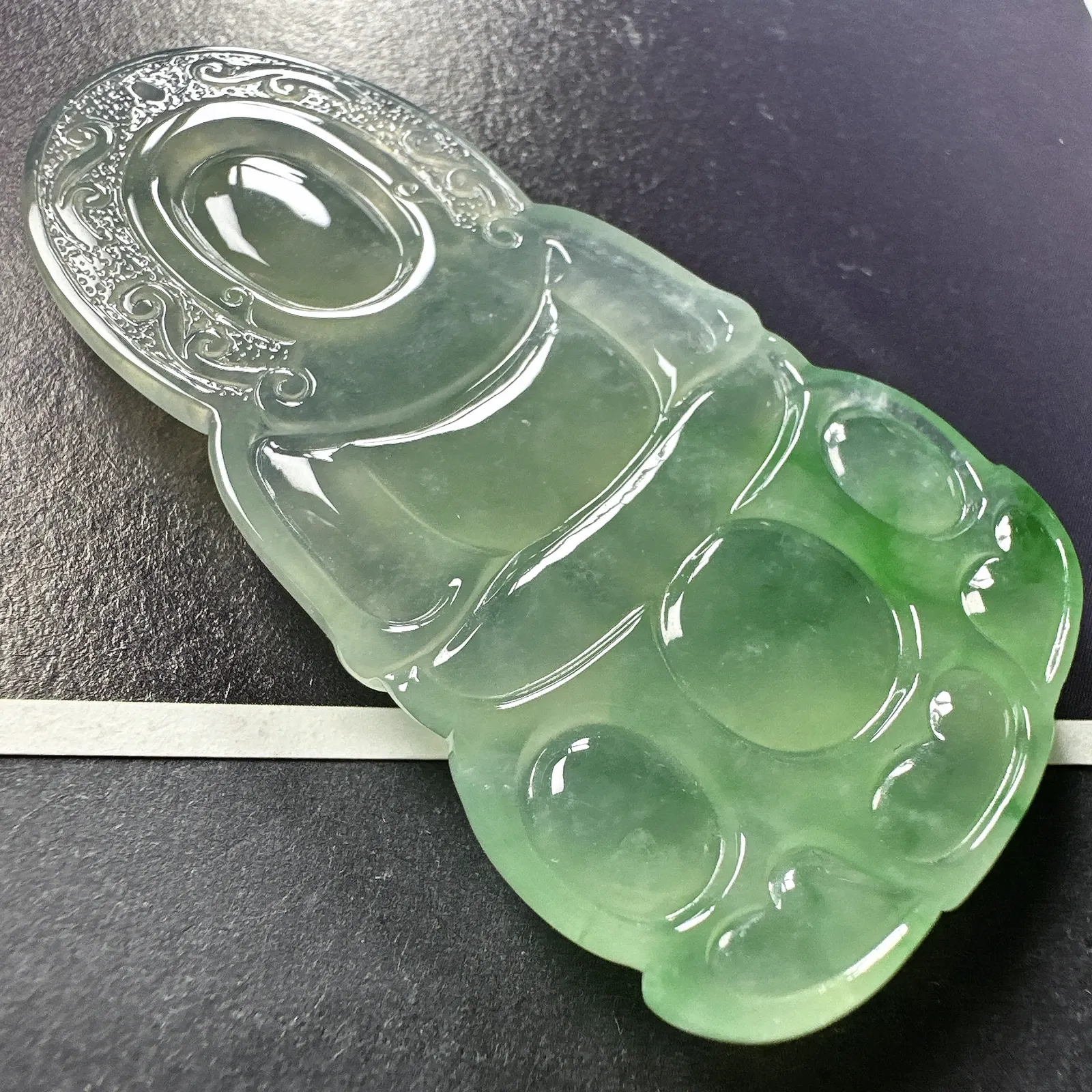 【冰种飘绿观音】质地细腻，通透度上佳，冰感十足，适合佩戴。