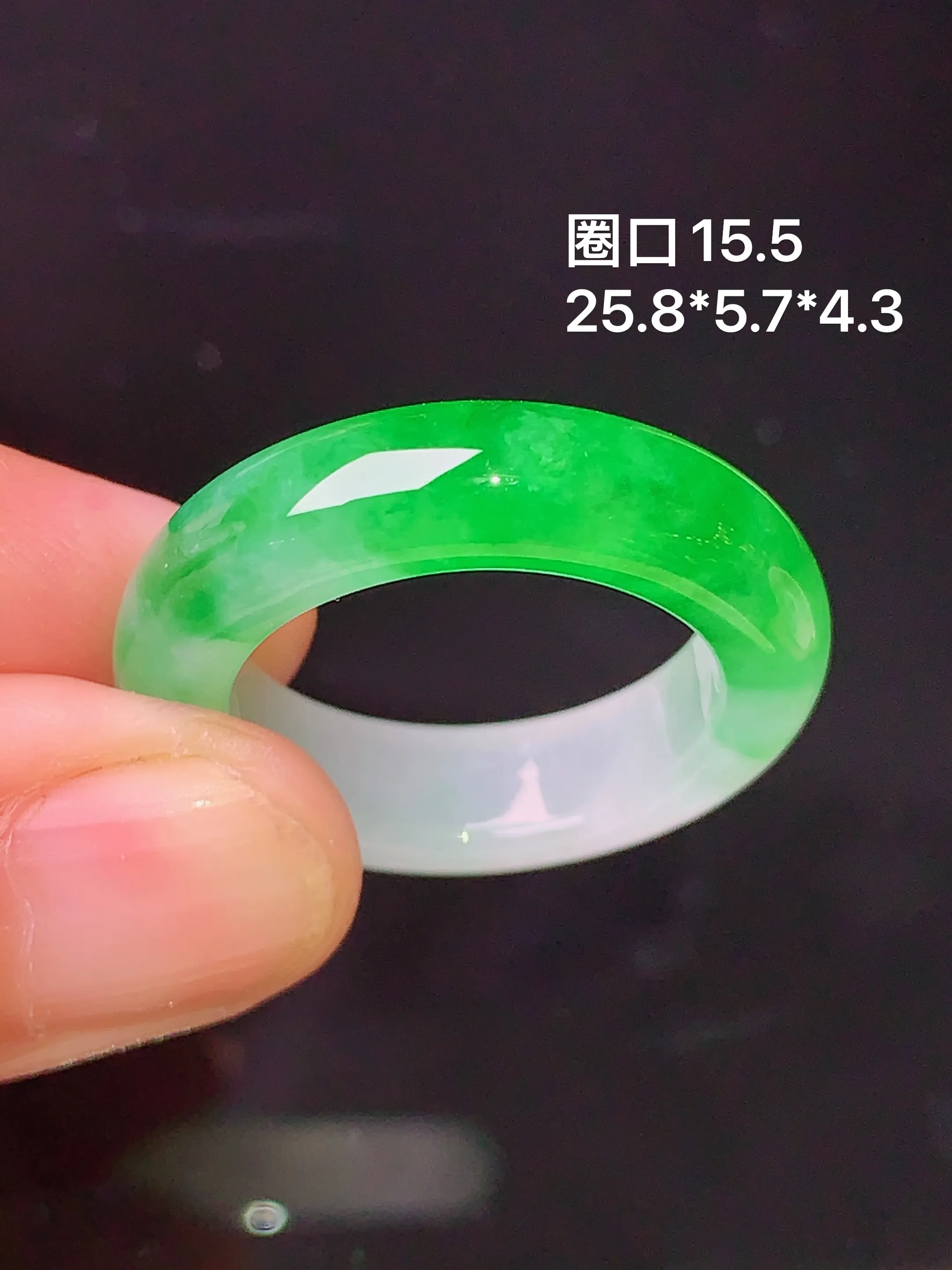 飘绿指环 玉质细腻 水润亮眼  圈口15.5 整体尺寸25.8*5.7*4.3