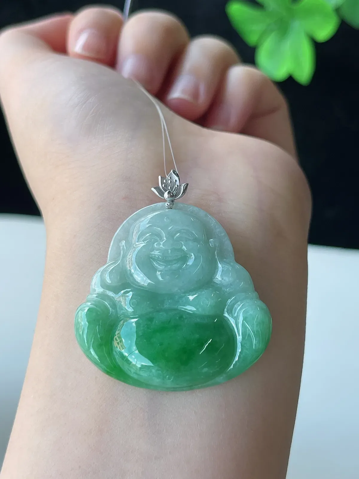 翡翠糯化种浅绿色吊坠