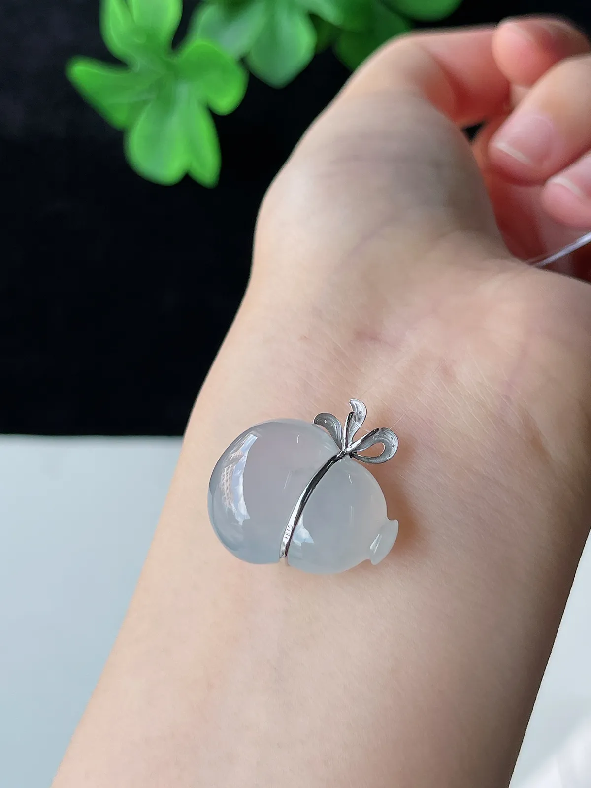 翡翠冰糯种白色葫芦吊坠