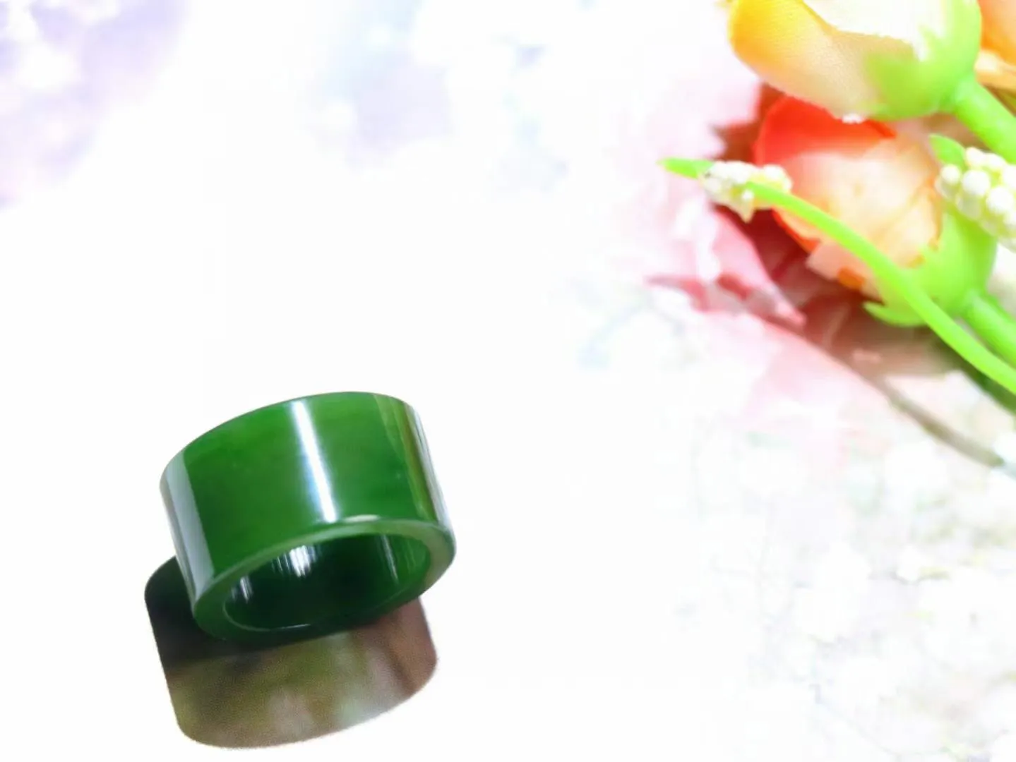 （古韵.扳指）

精品和田玉碧玉扳指 指环 戒圈。七号矿老料 纯正菠菜绿，直切工艺，款式精美，玉质细腻温润，油润感十足， 整器古韵生辉。优雅高贵。运筹帷幄于掌中，决胜于千里之外。

重7.4克   圈口18.3mm 尺寸12.7-3mm FS8242041278O