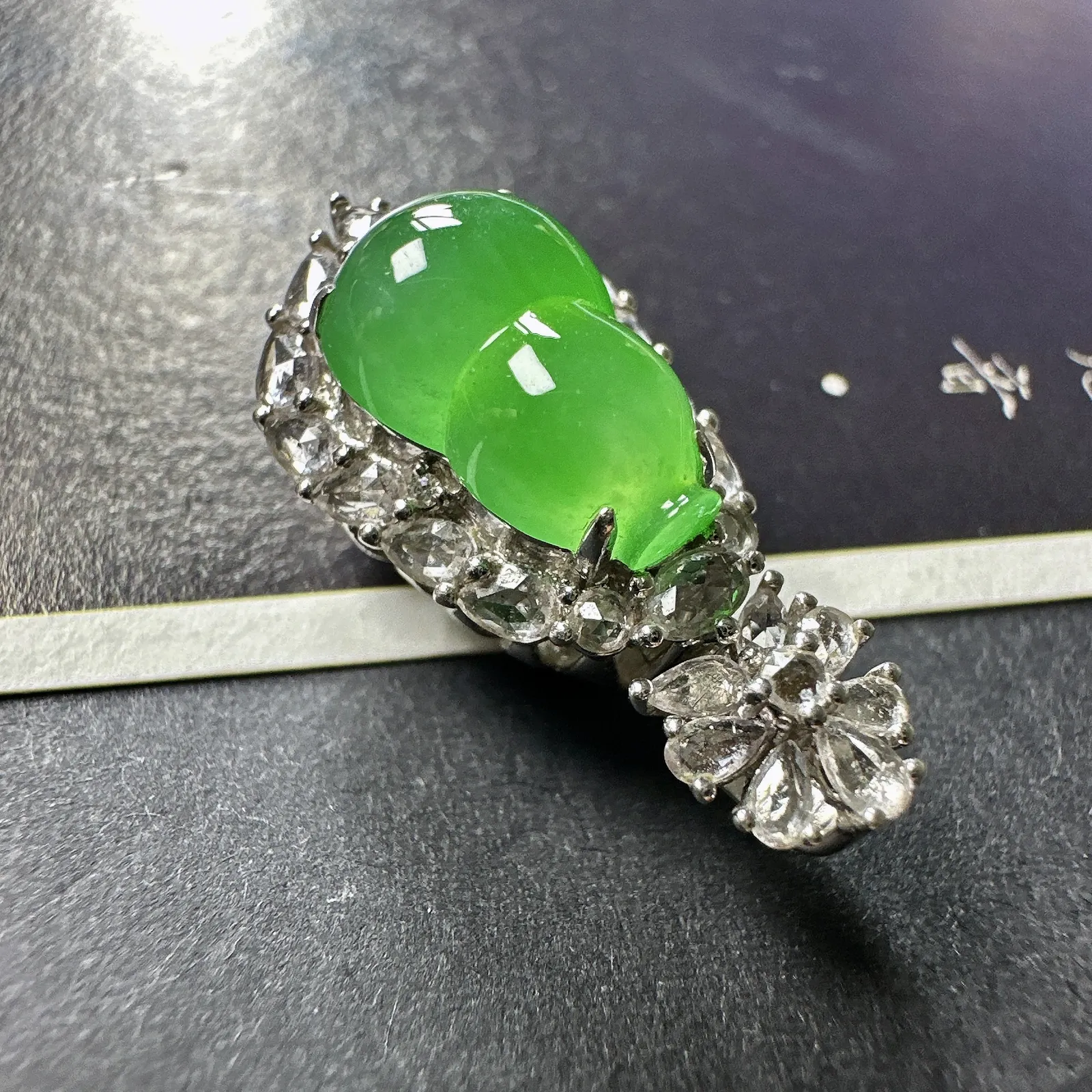 【冰种满绿葫芦】种水色俱全，冰透闪亮，通透感饱满度很好，18k金钻豪华镶嵌，裸石尺寸12.1*7.9*4.6毫米