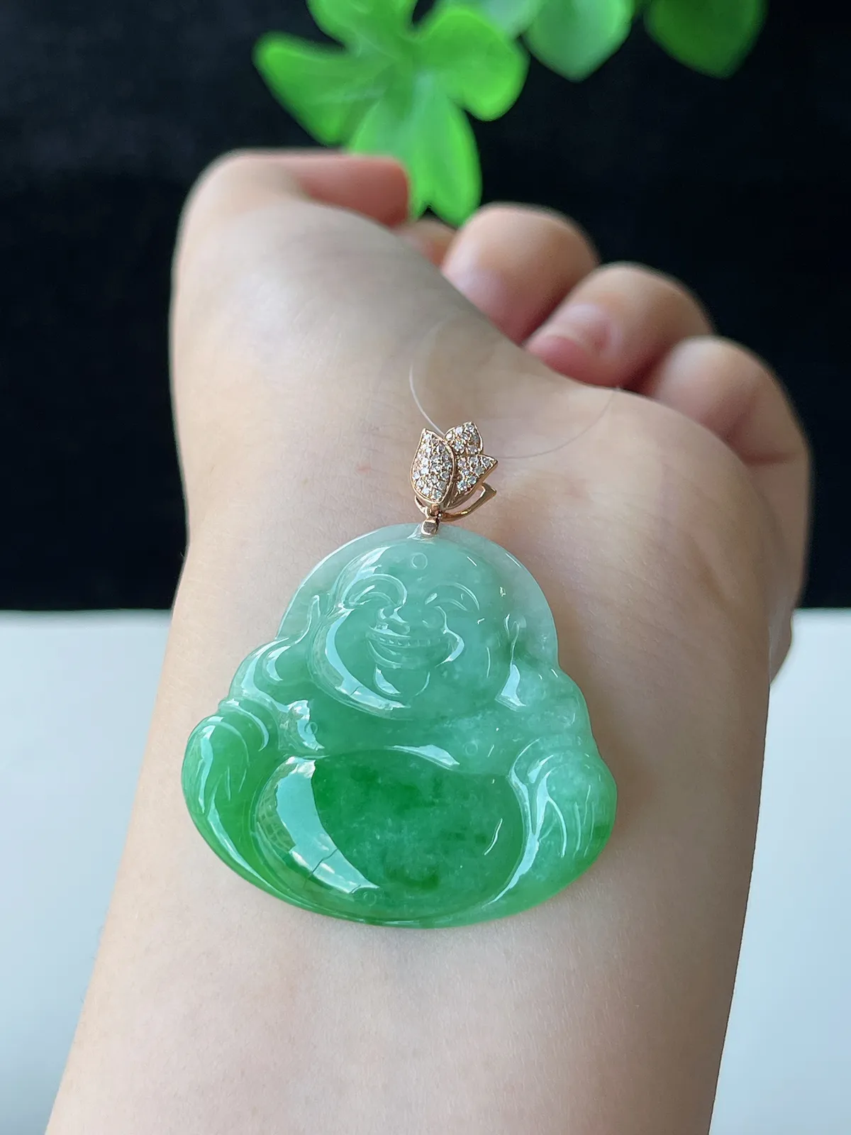 翡翠糯化种浅绿色吊坠