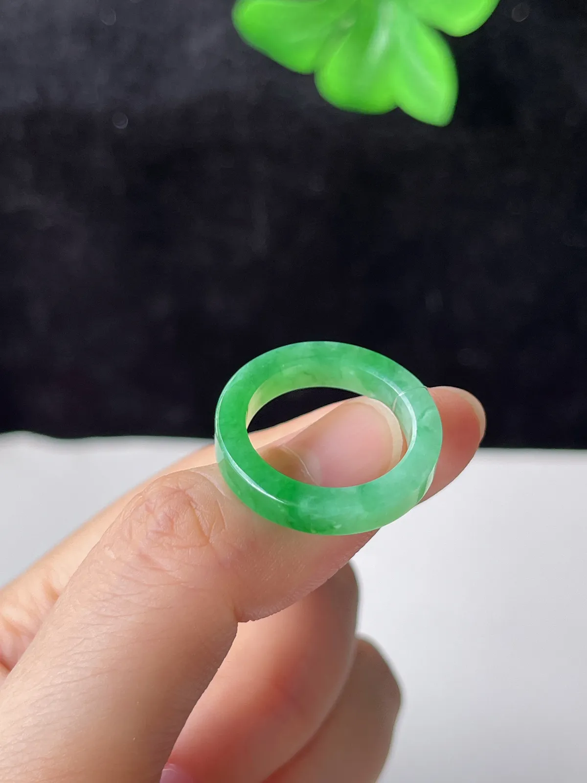 翡翠冰糯种浅绿色戒指