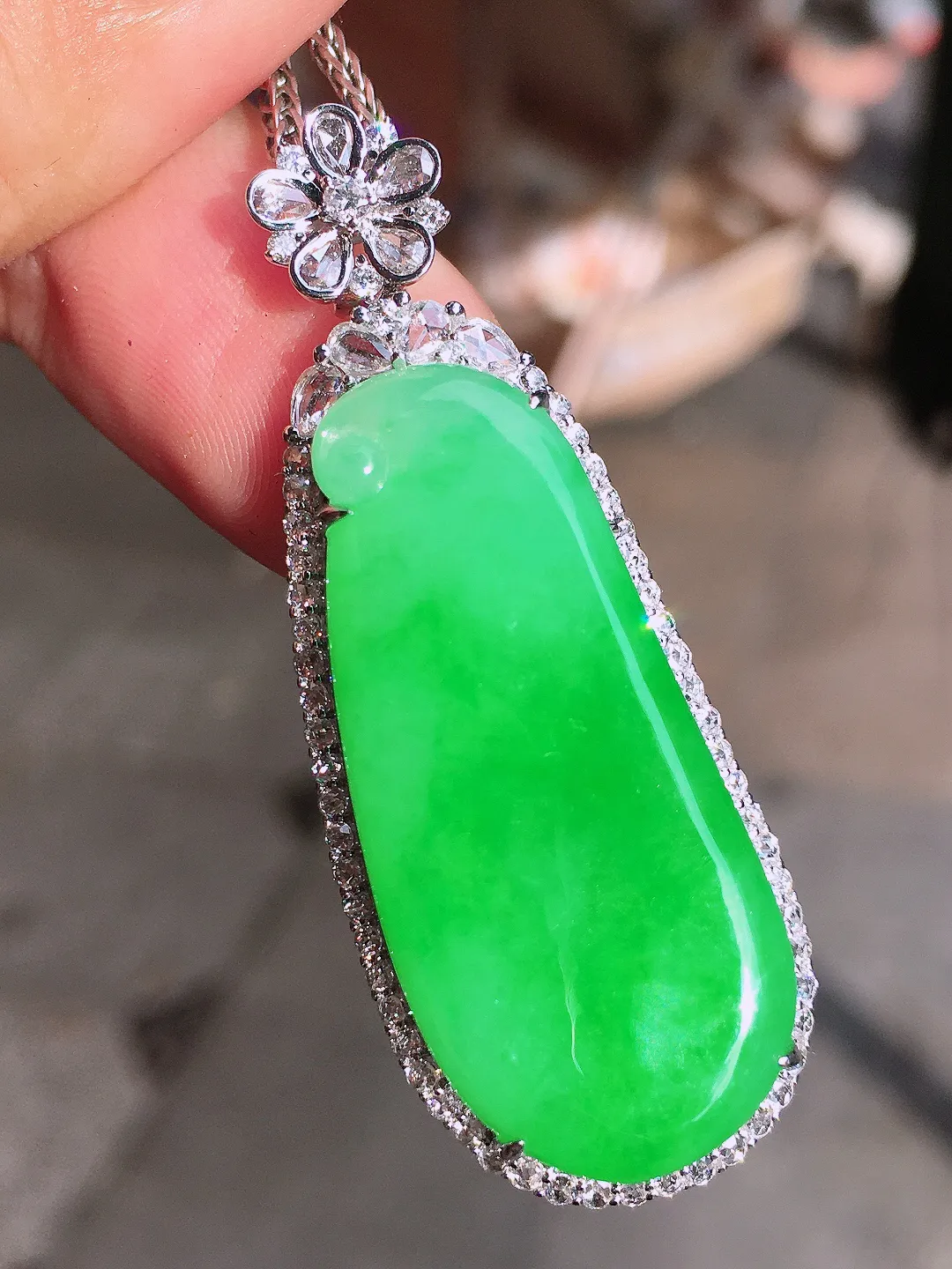 阳绿福瓜吊坠，色泽均匀艳丽，玉质细腻，荧光感超
强，饱满圆润，气质满满。18k
金豪华镶嵌