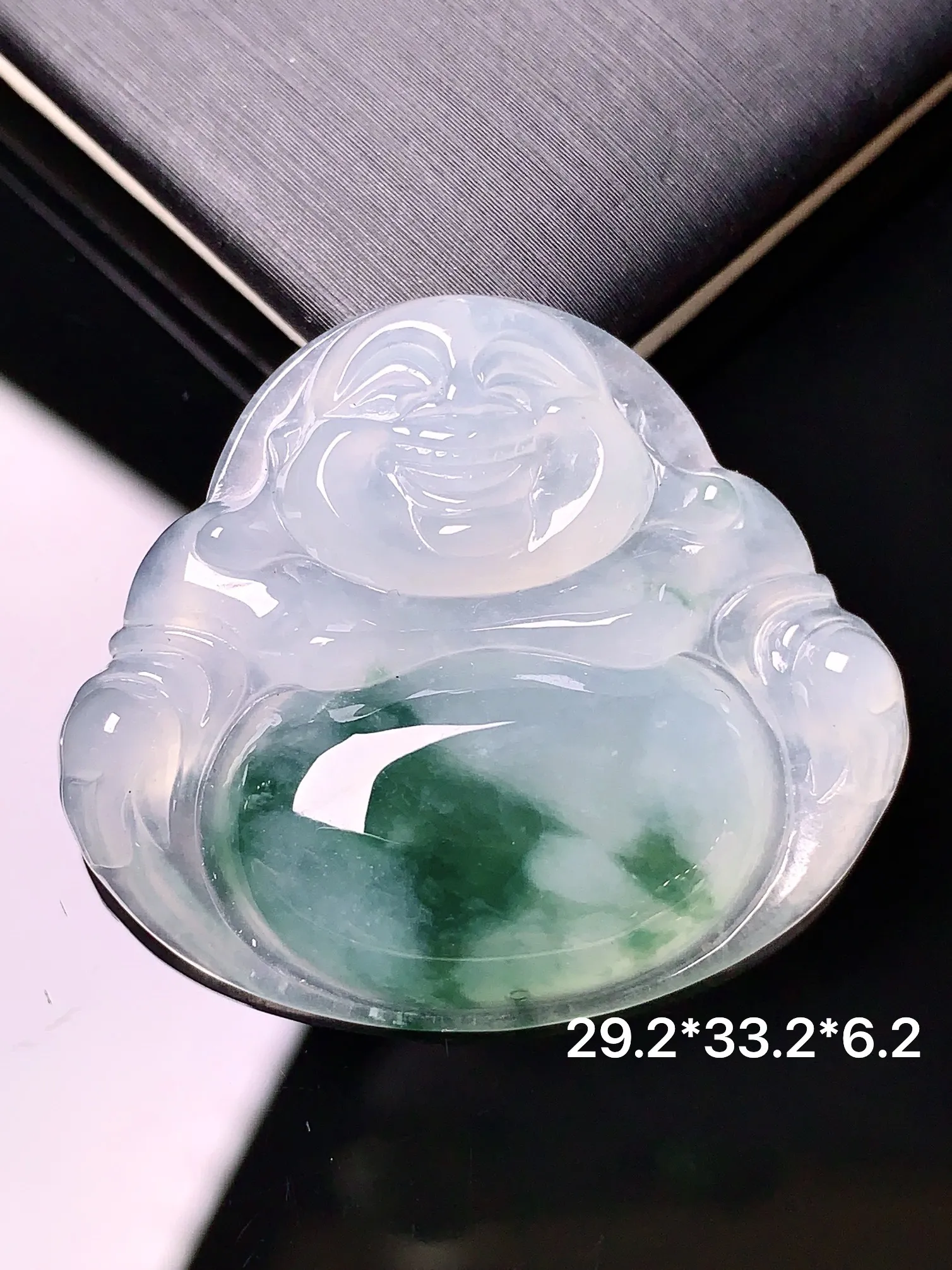 飘绿佛公吊坠 玉质细腻 水润亮眼  整体尺寸29.2*23.2*6.2
