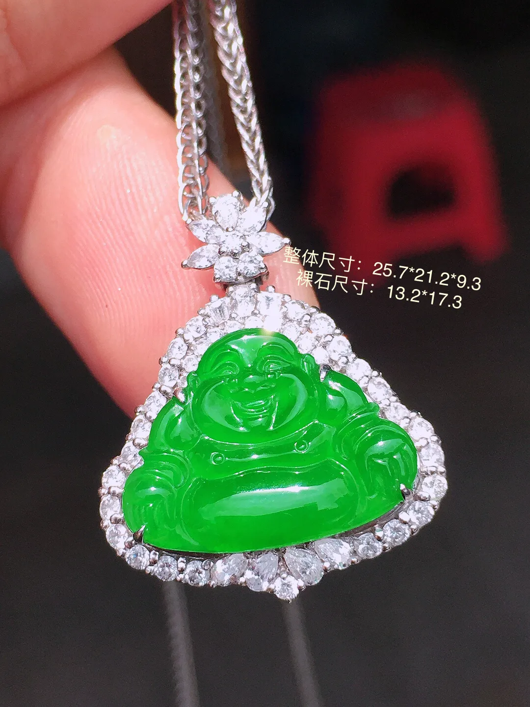 阳绿佛公吊坠，色泽均匀艳丽，玉质细腻，荧光感超
强，饱满圆润，气质满满。18k
金豪华镶嵌