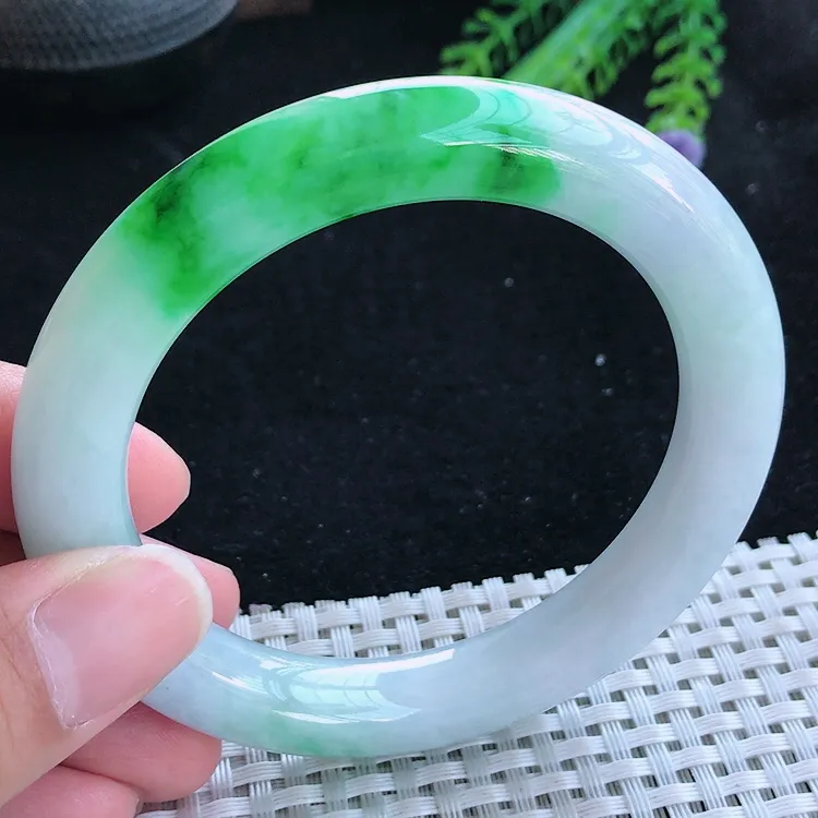 自然光59/11老坑精美冰润飘阳绿白底青圆条手镯翡翠玉镯美人镯