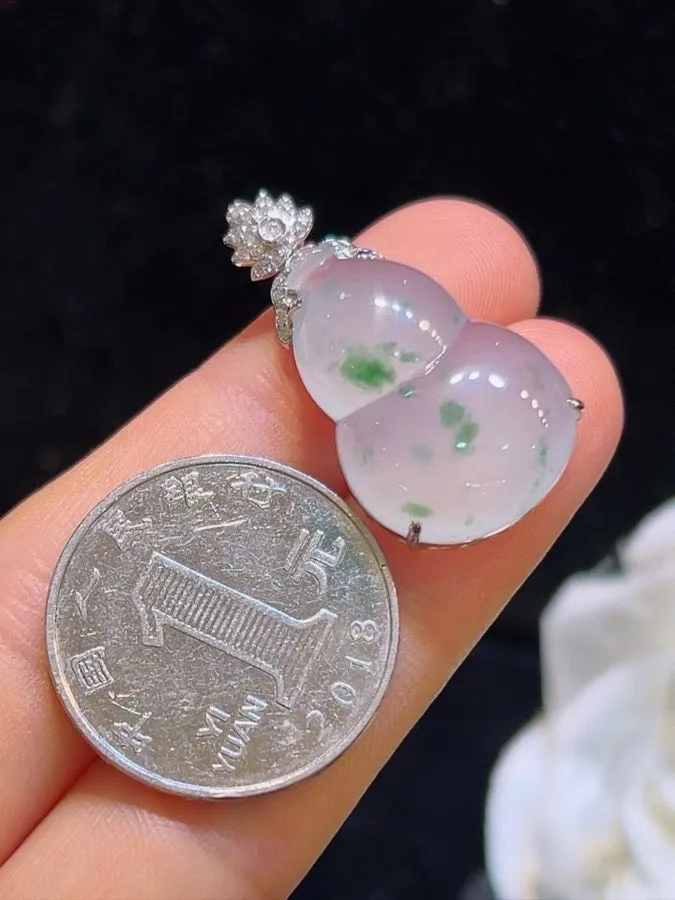 冰种飘花葫芦吊坠、真金真钻镶嵌，种水好，玉质细腻 .裸石尺寸 24.4*17.4