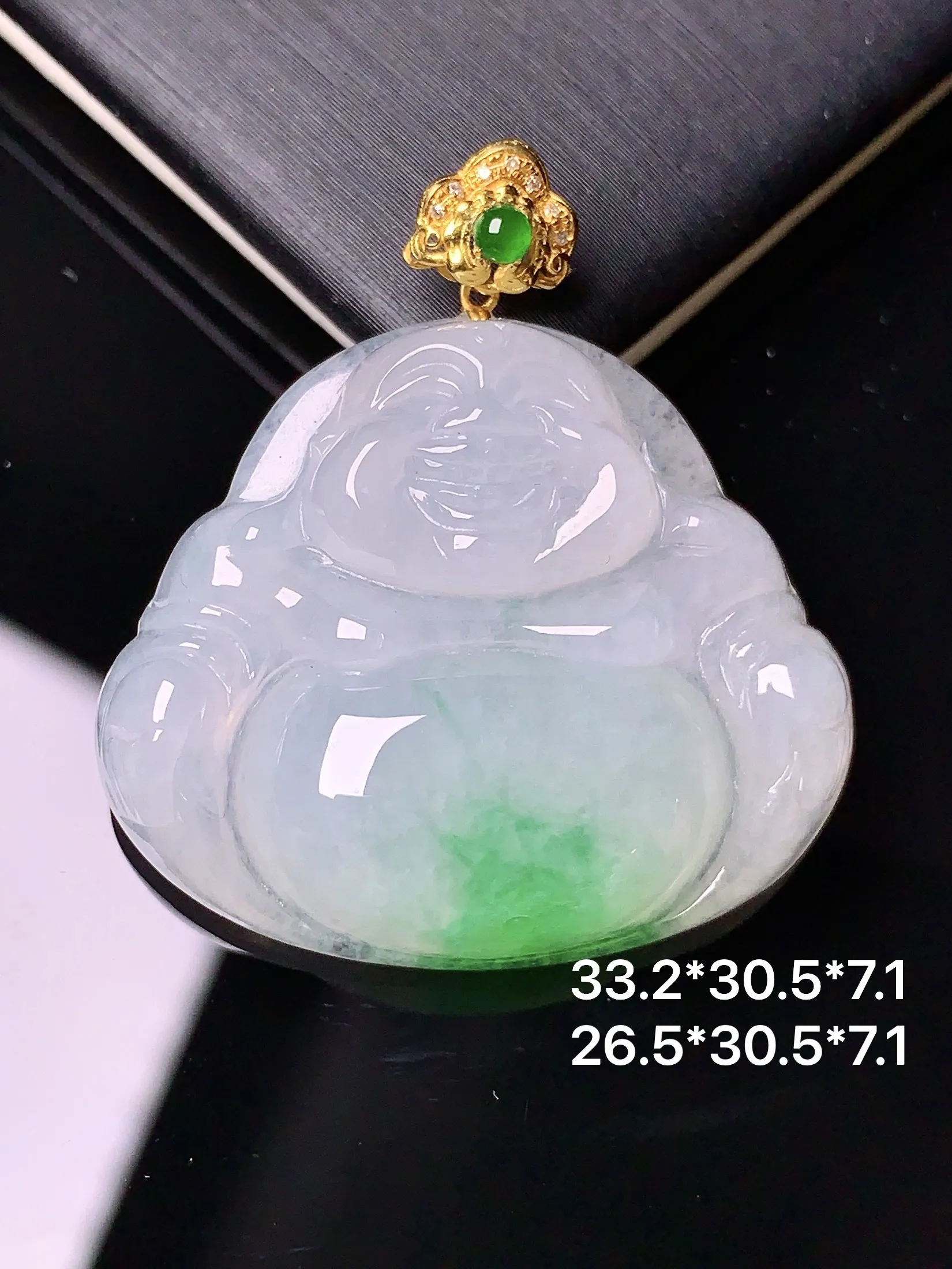 18k金镶嵌飘绿佛公吊坠 玉质细腻 水润亮眼  整体尺寸33.2*30.5*7.1