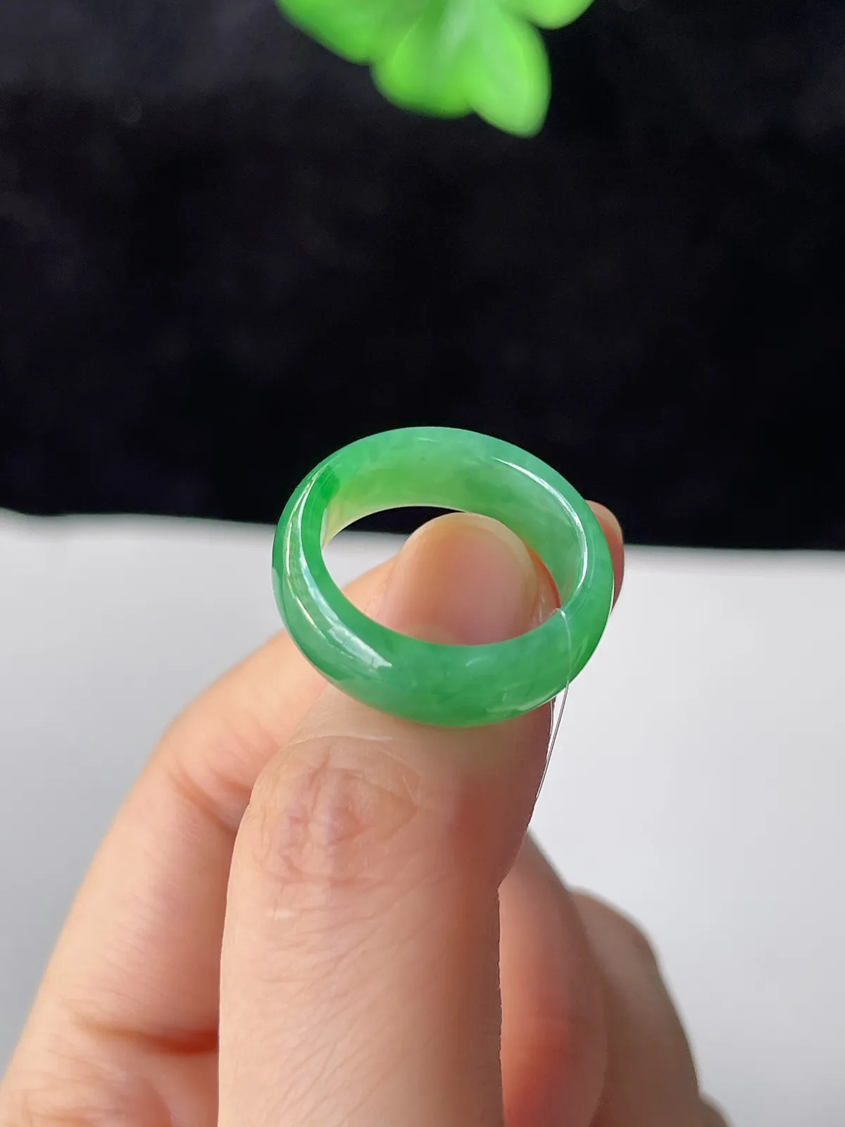 翡翠冰糯种飘绿戒指