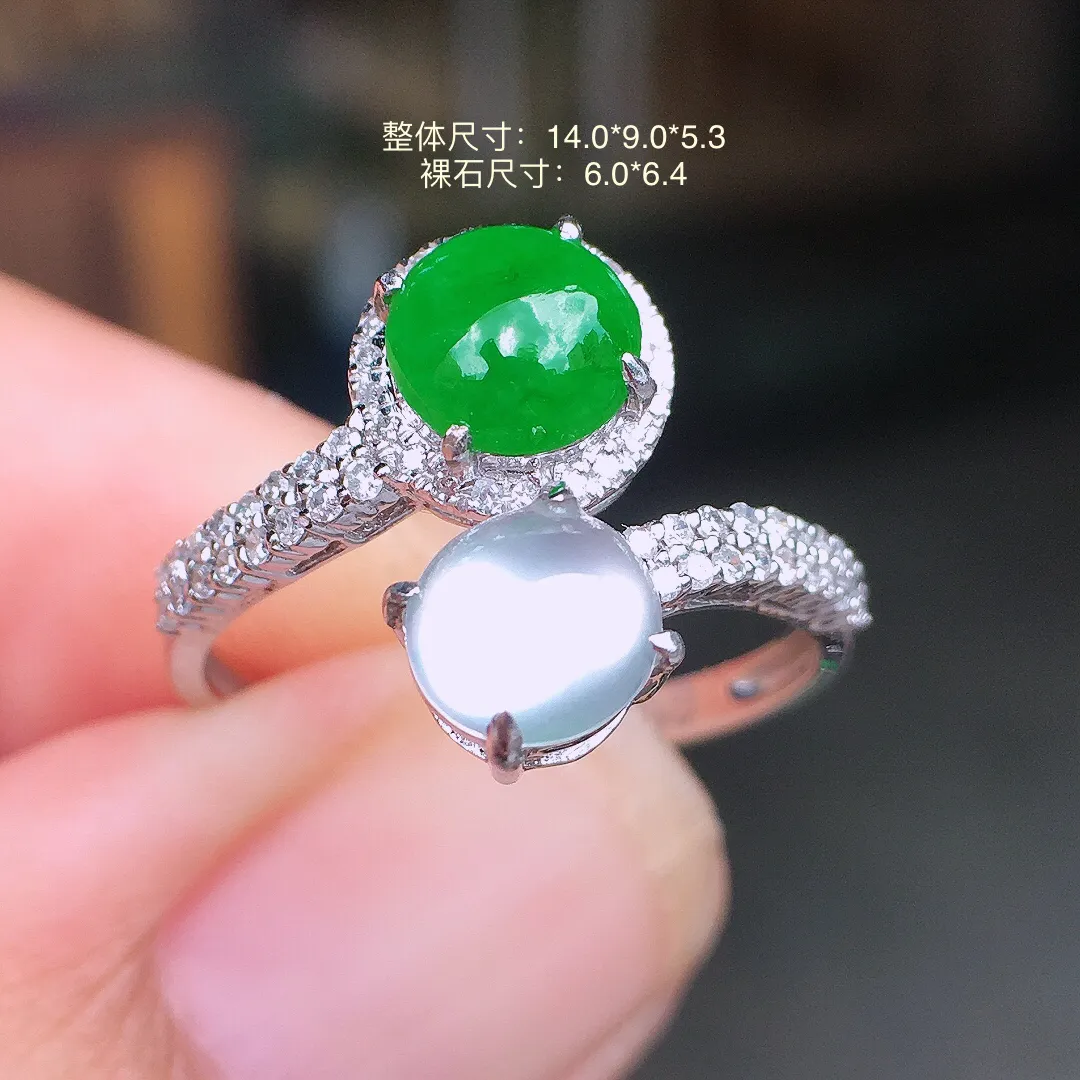 （冰+绿）二合一戒指，色泽均匀艳丽，玉质细腻，荧光感超
强，饱满圆润，气质满满。18k
金豪华镶嵌