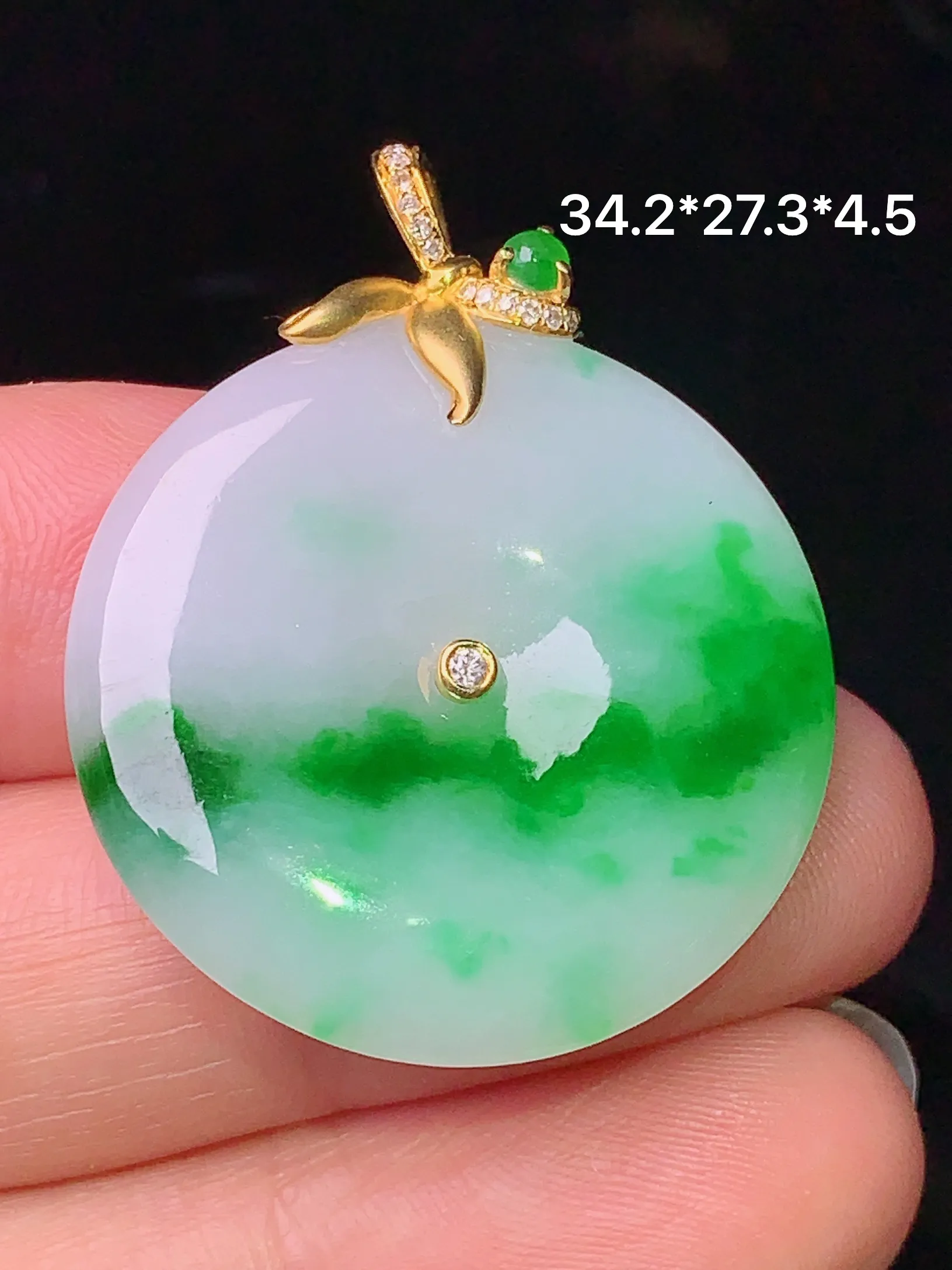 18k金钻镶嵌飘绿平安扣吊坠 玉质细腻 水润亮眼  整体尺寸34.2*27.3*4.5