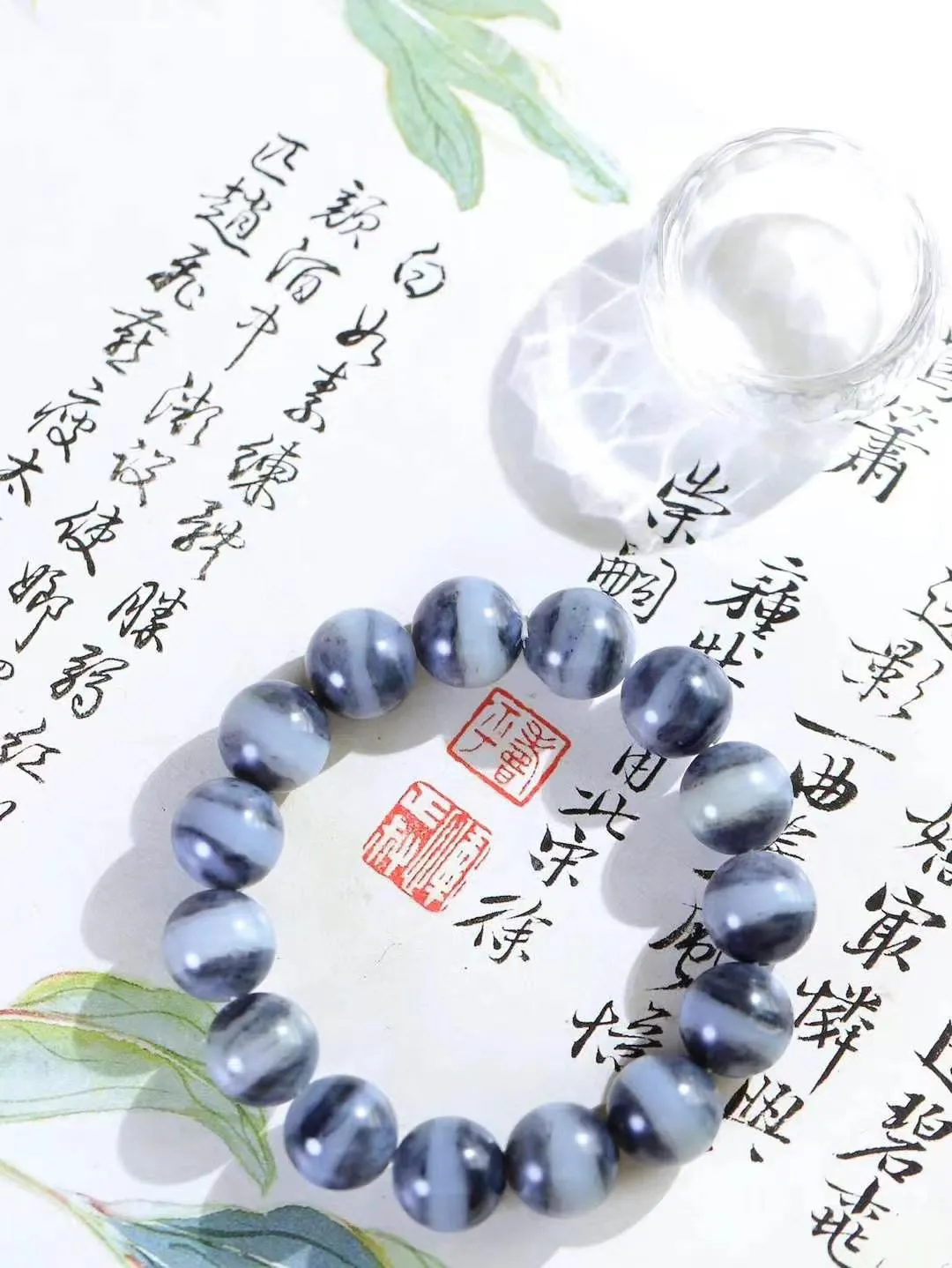【籽.水墨青花手串】

新疆和田青花籽料手串 玉质温润细腻 油性十足 光洁饱满，器型圆润，佩戴舒适美观。重64.5克 尺寸取一14mm  FDA-80502325