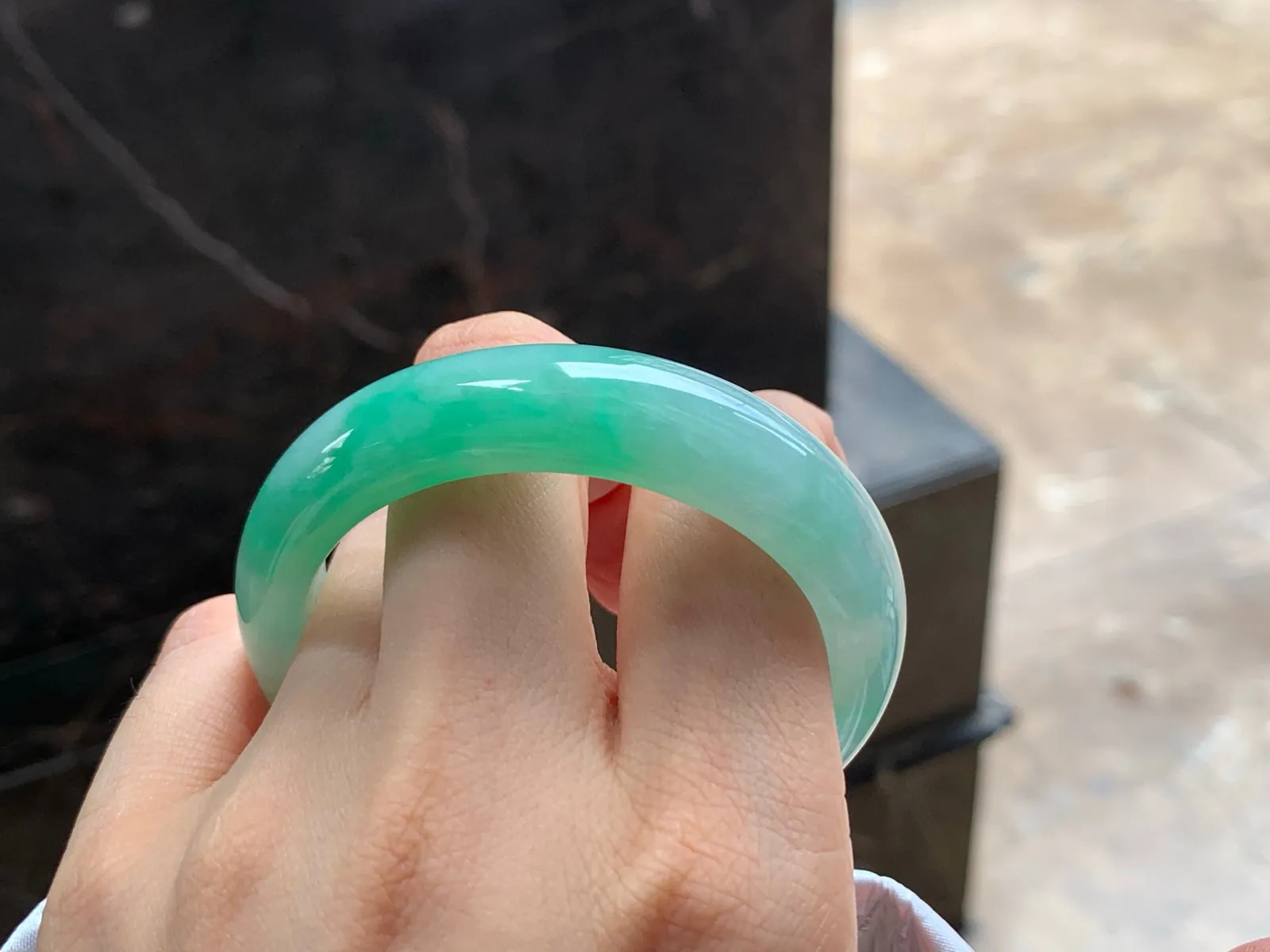 带色贵妃镯
55.5/12.2/7.3mm