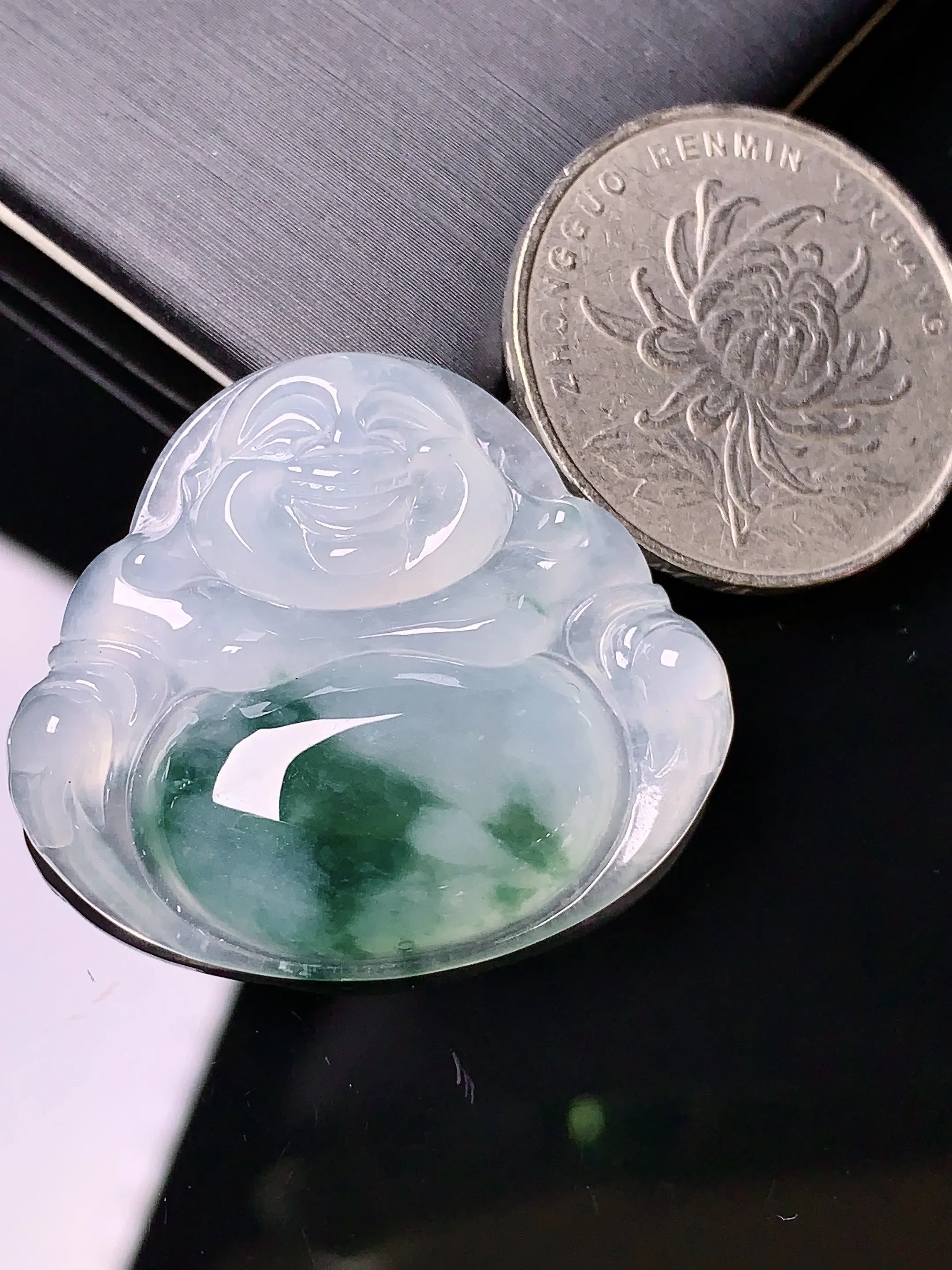 飘绿佛公吊坠 玉质细腻 水润亮眼  整体尺寸29.2*23.2*6.2