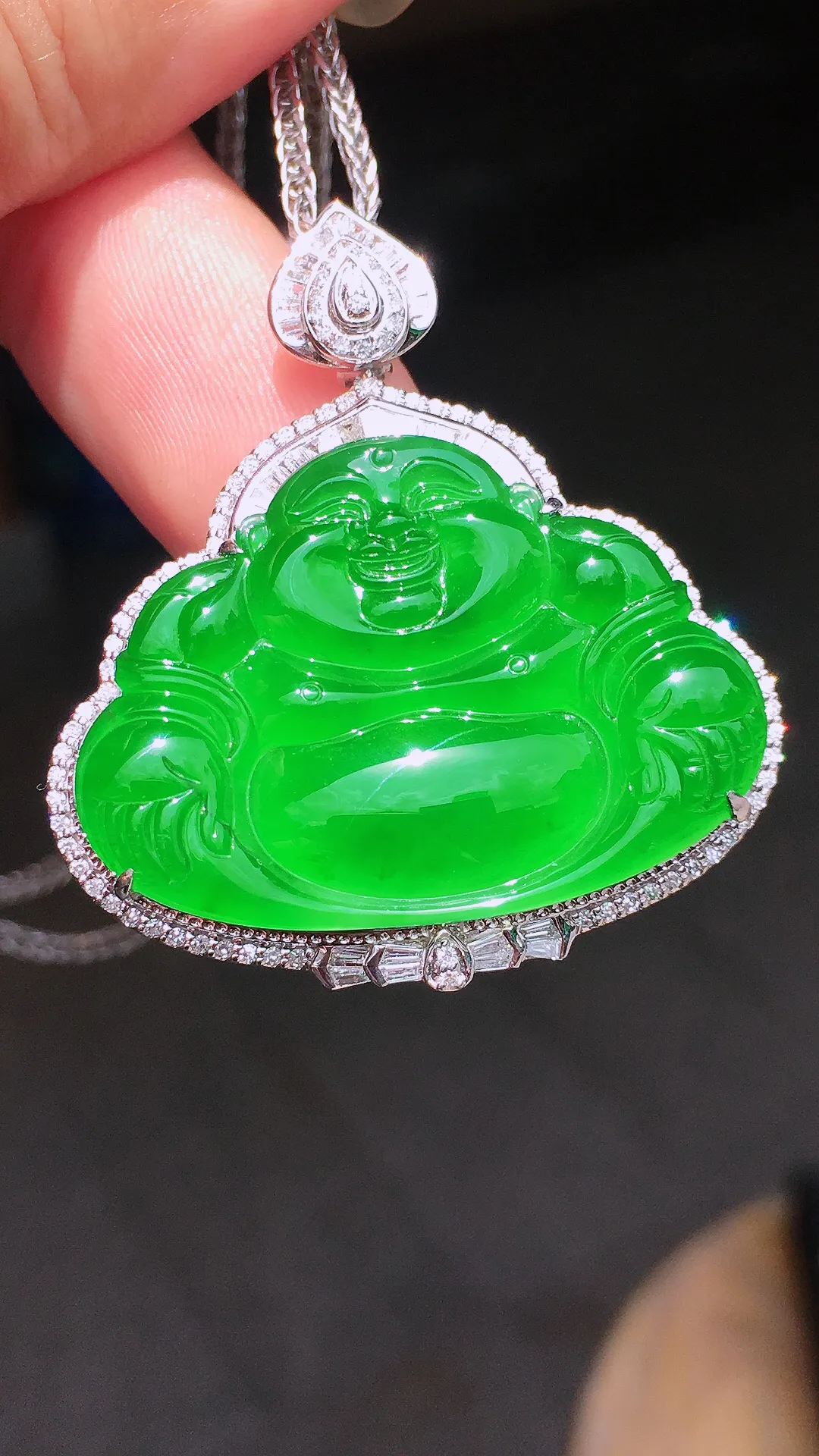 阳绿佛公吊坠，色泽均匀艳丽，玉质细腻，荧光感超
强，饱满圆润，气质满满。18k
金豪华镶嵌
