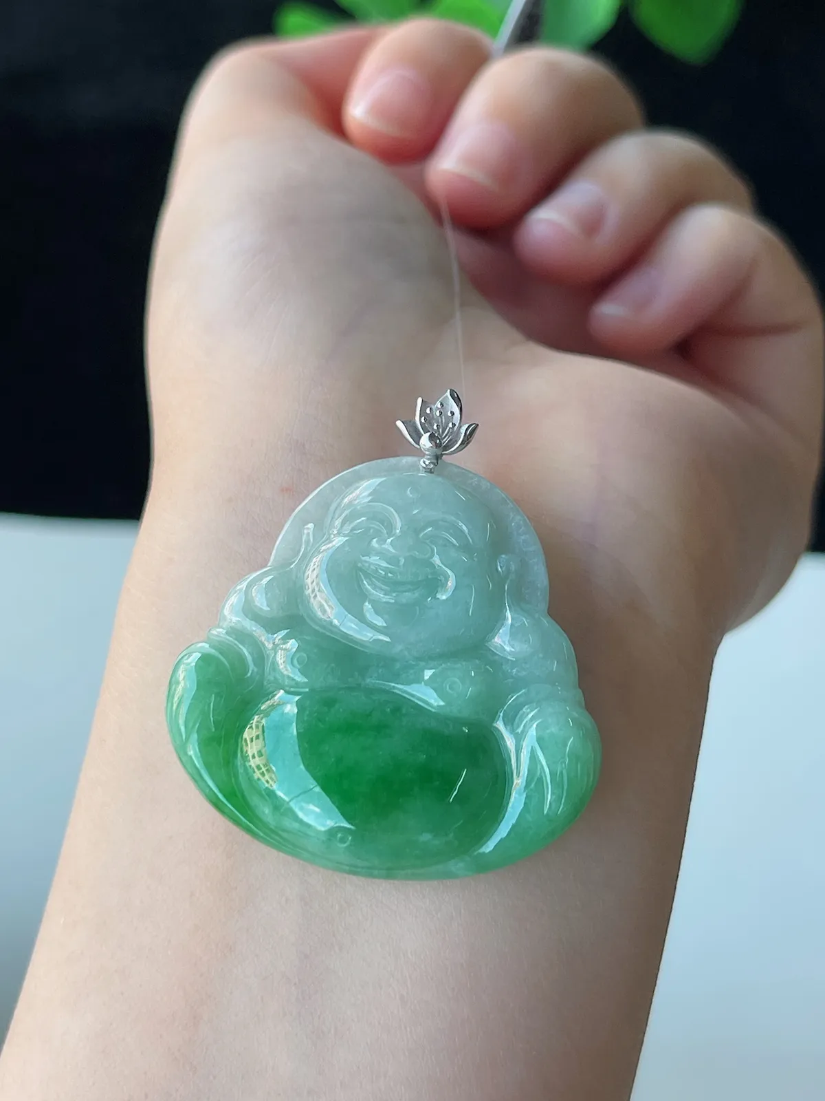 翡翠糯化种浅绿色吊坠