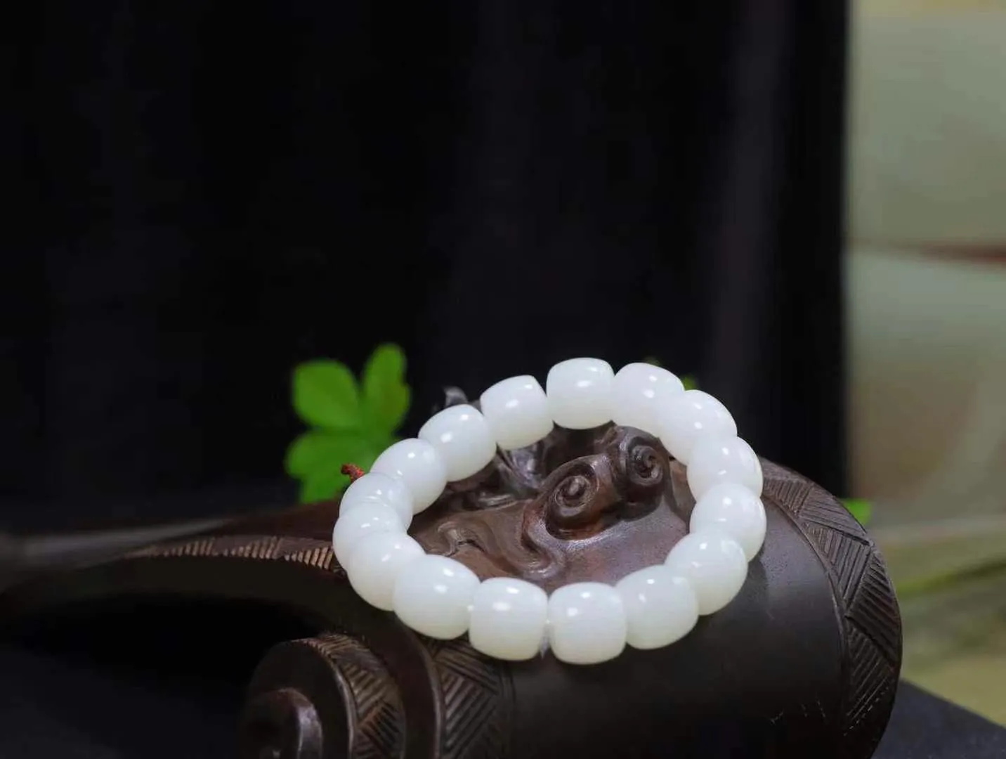 （老型珠.手串）

精品 和田玉白玉老型珠手串，也可做手持，玉质细腻油润 饱满光滑 质朴无华，悠远简单，人心境界远，百世修炼深，心灵常驻善意持，觉悟人生百世修。

重72.5克 尺寸取一13.5-12.5mm    
26124506022